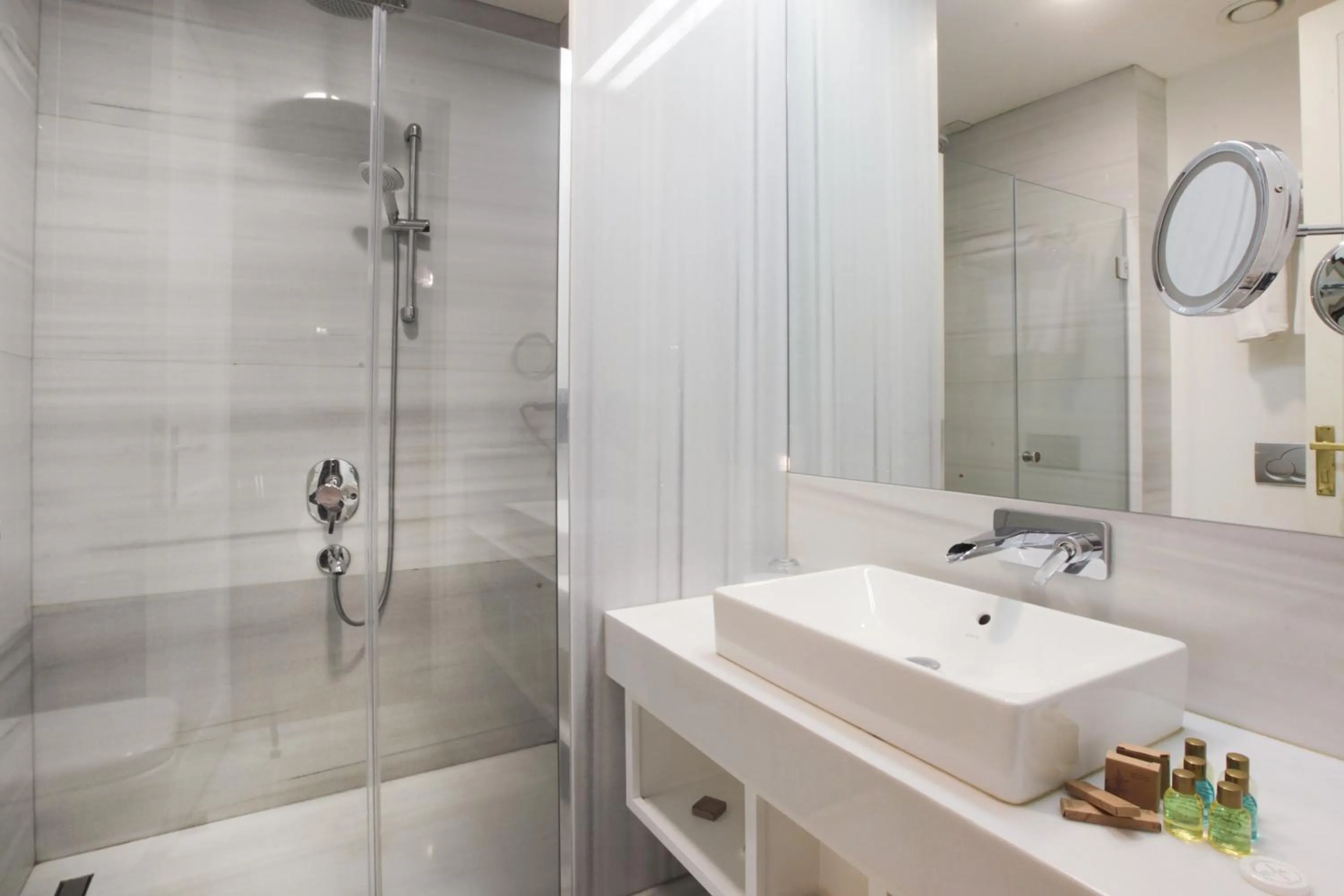 Shower in Lina Hotel Taksim Pera