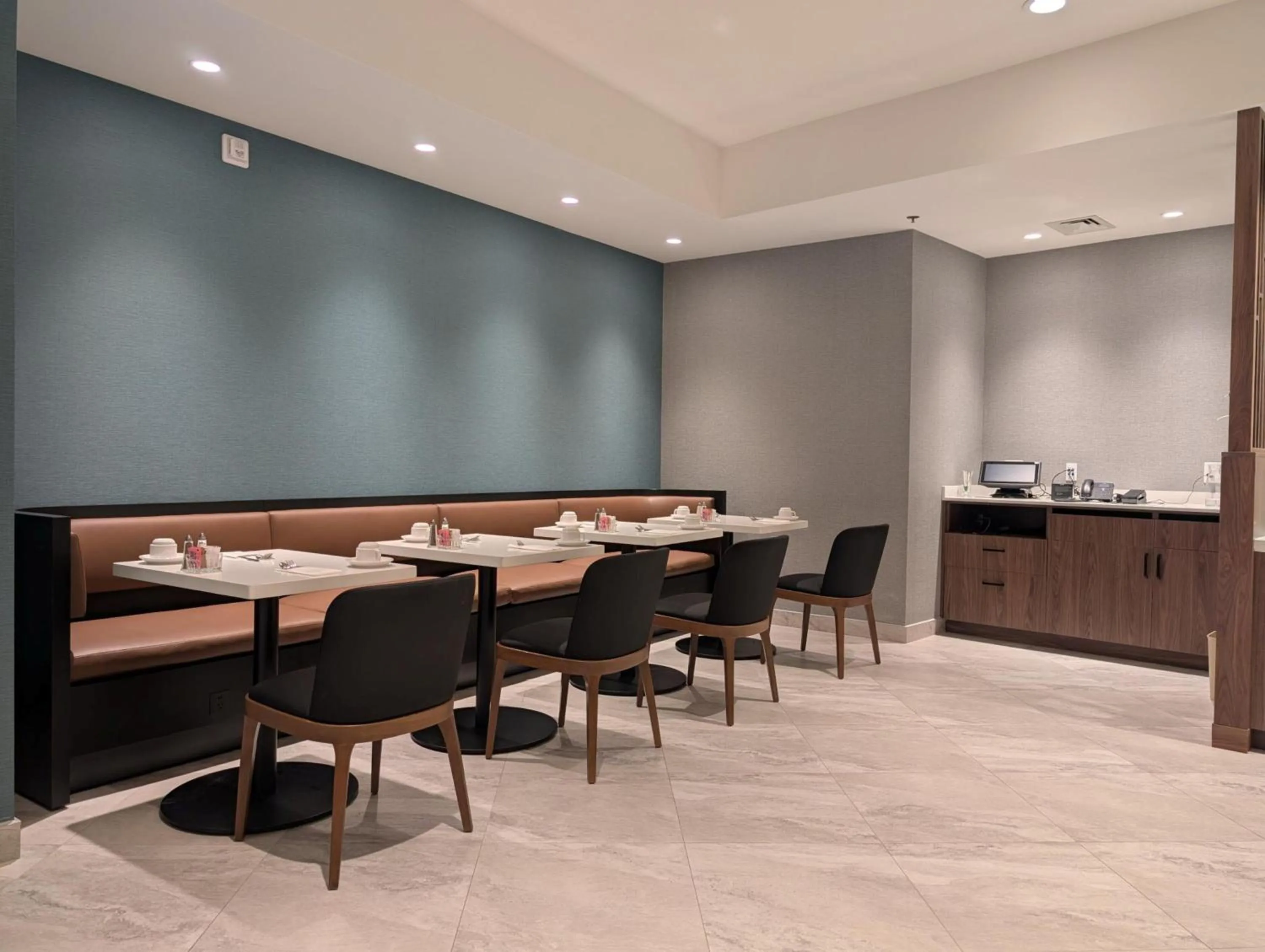 Restaurant/places to eat in Holiday Inn Laval Montreal by IHG