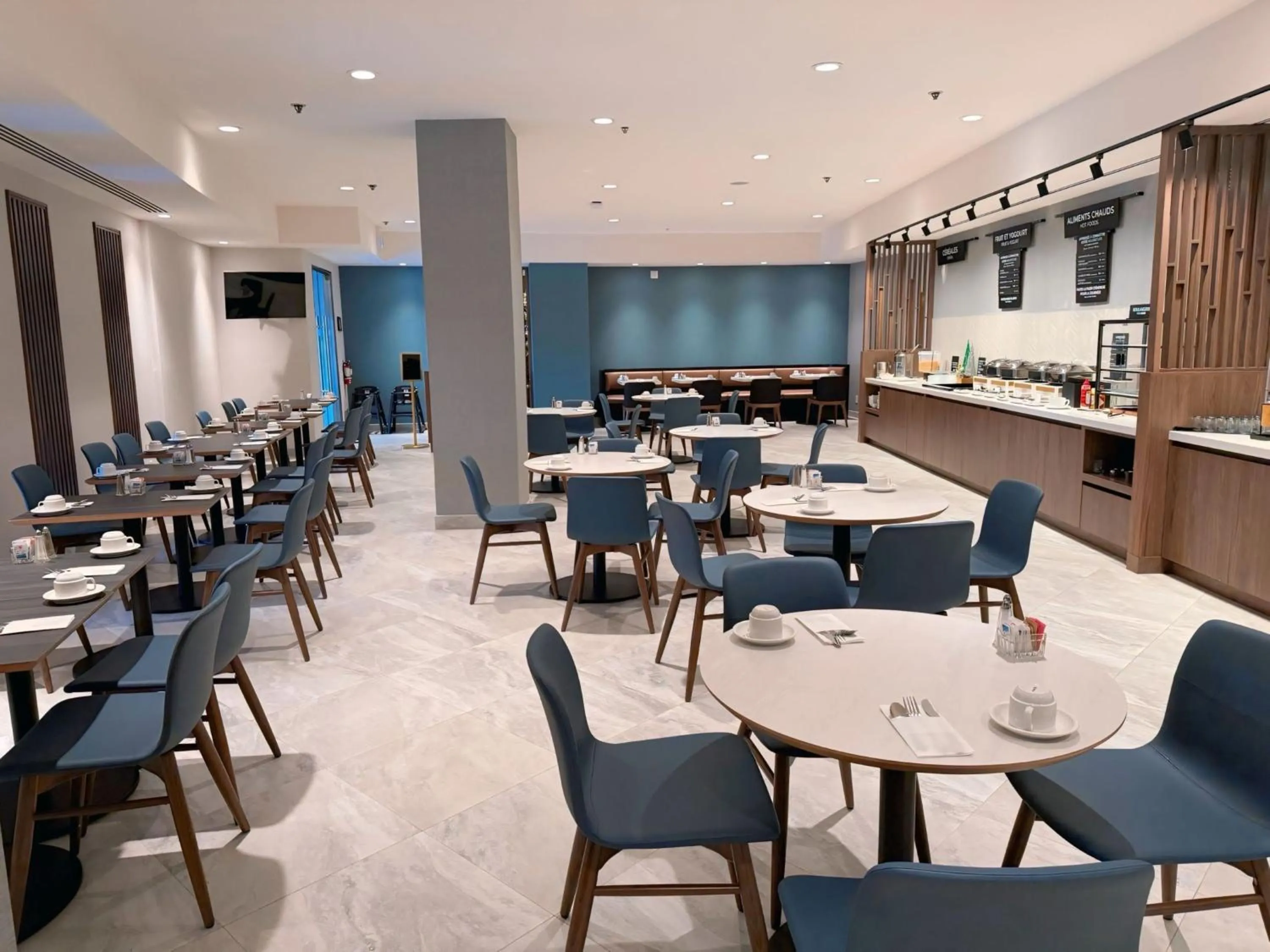 Restaurant/places to eat in Holiday Inn Laval Montreal by IHG