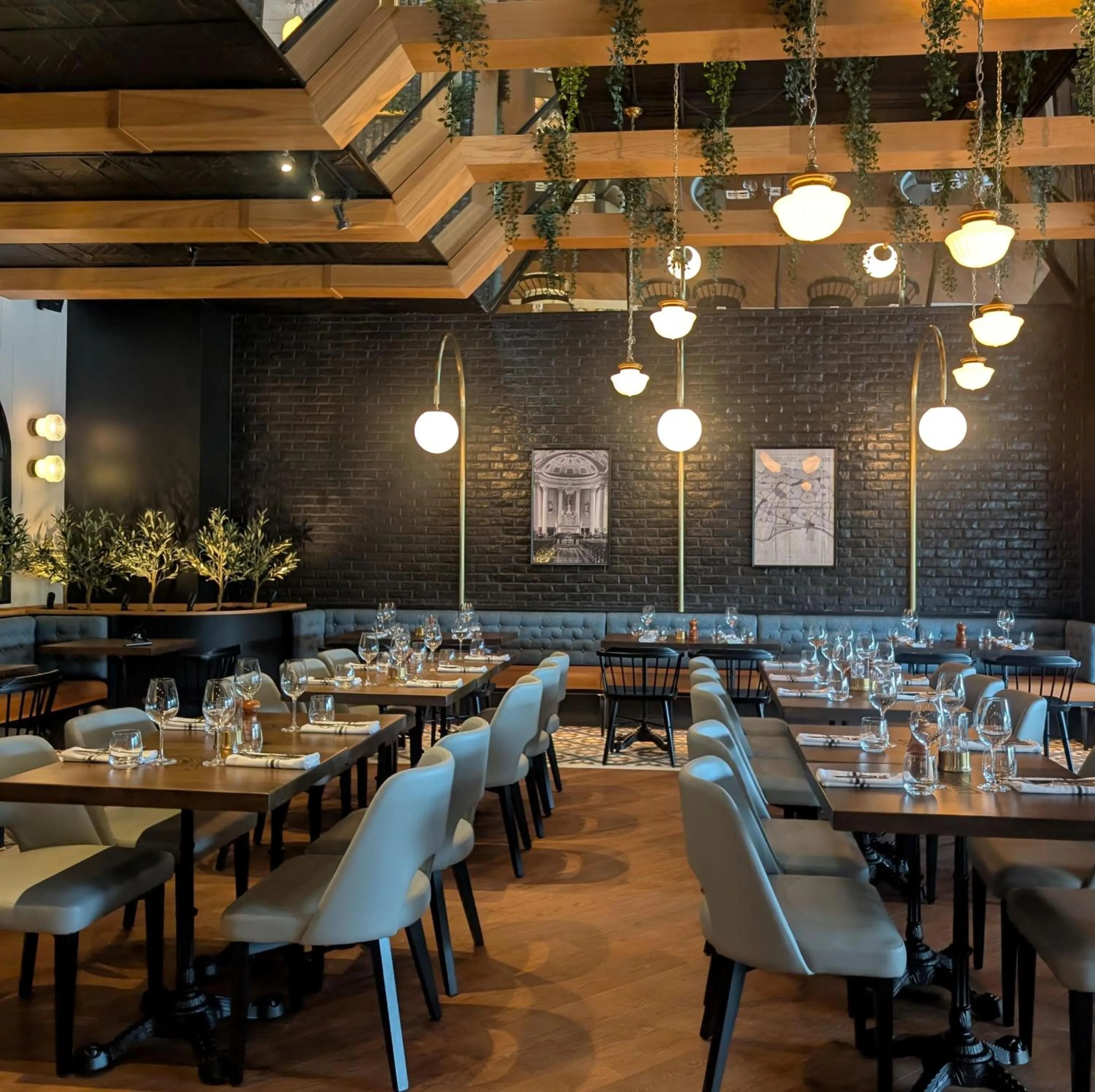 Restaurant/places to eat in Holiday Inn Laval Montreal by IHG