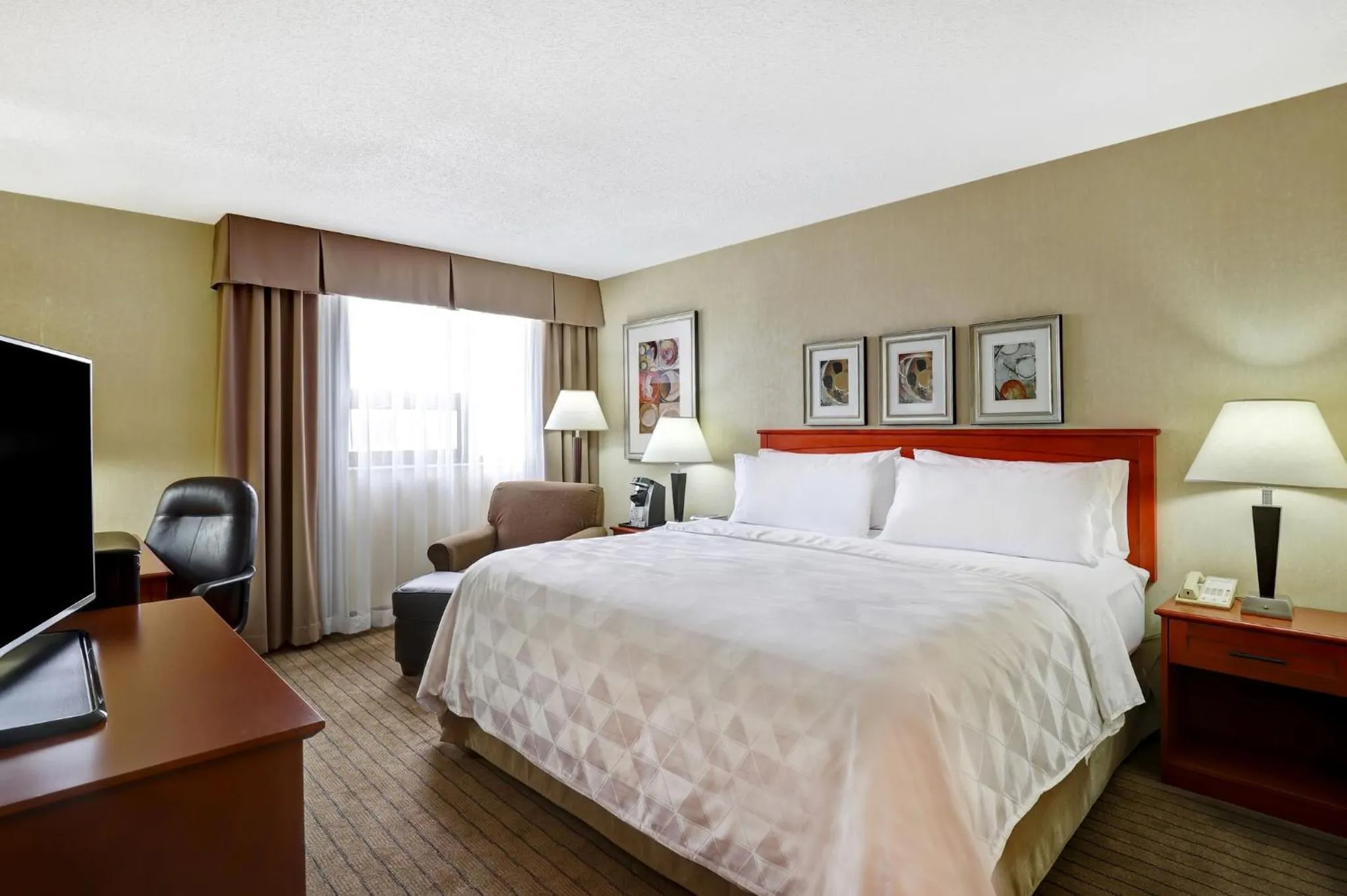 Photo of the whole room, Bed in Holiday Inn Laval Montreal by IHG