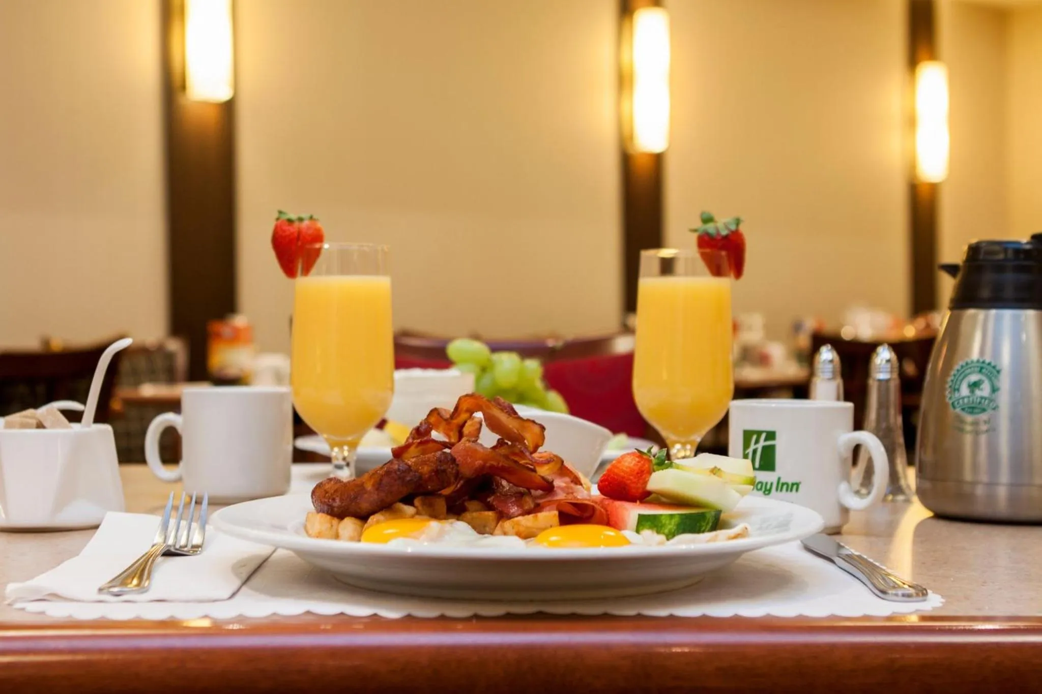 Restaurant/places to eat in Holiday Inn Laval Montreal by IHG