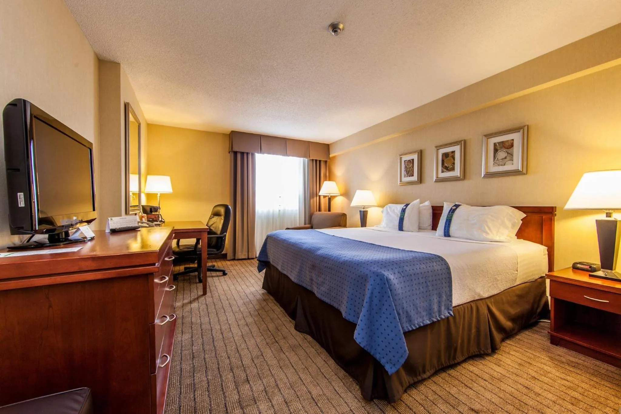 Photo of the whole room, Bed in Holiday Inn Laval Montreal by IHG
