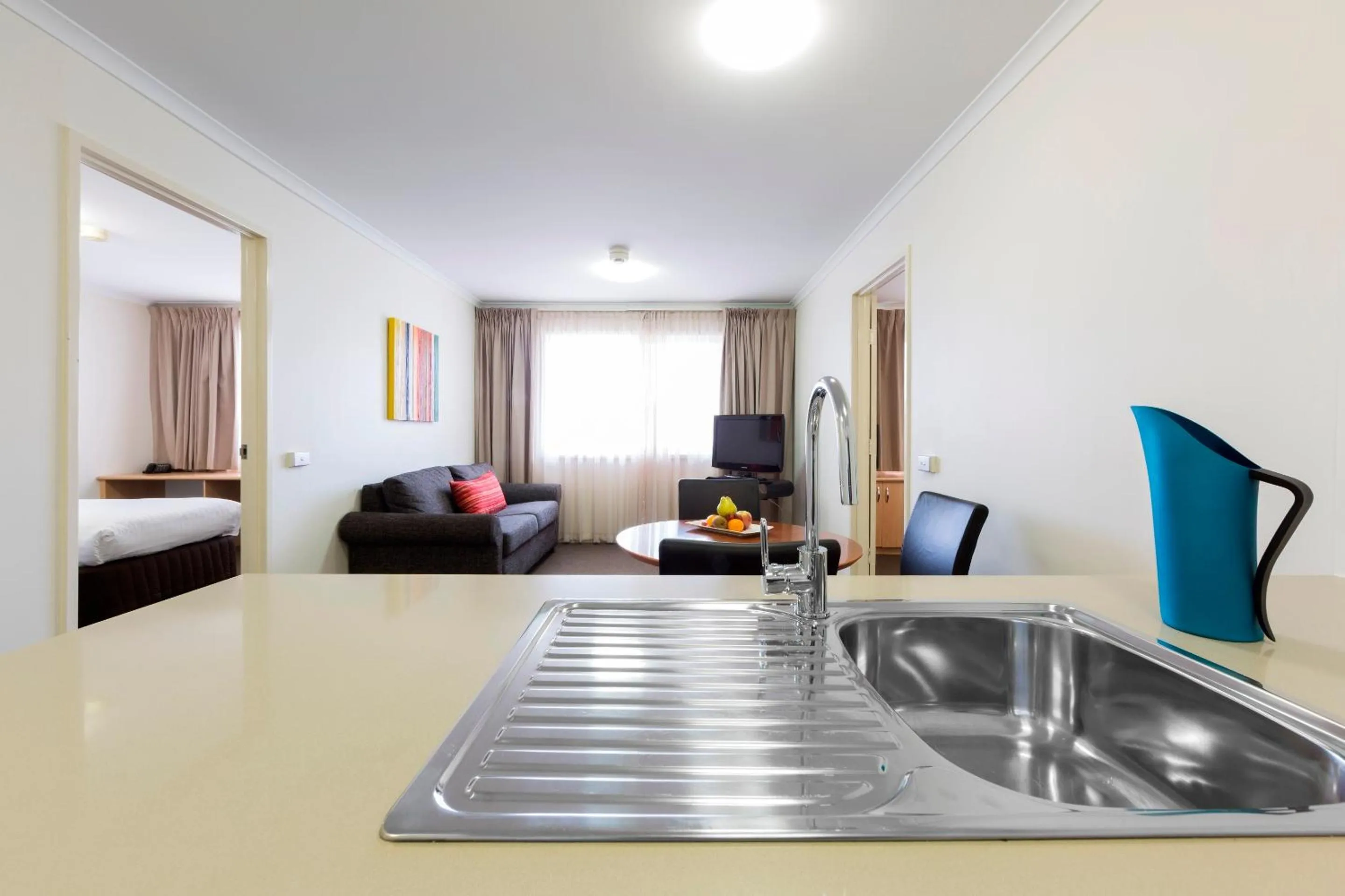 Kitchen or kitchenette in Ramada Encore by Wyndham Belconnen Canberra