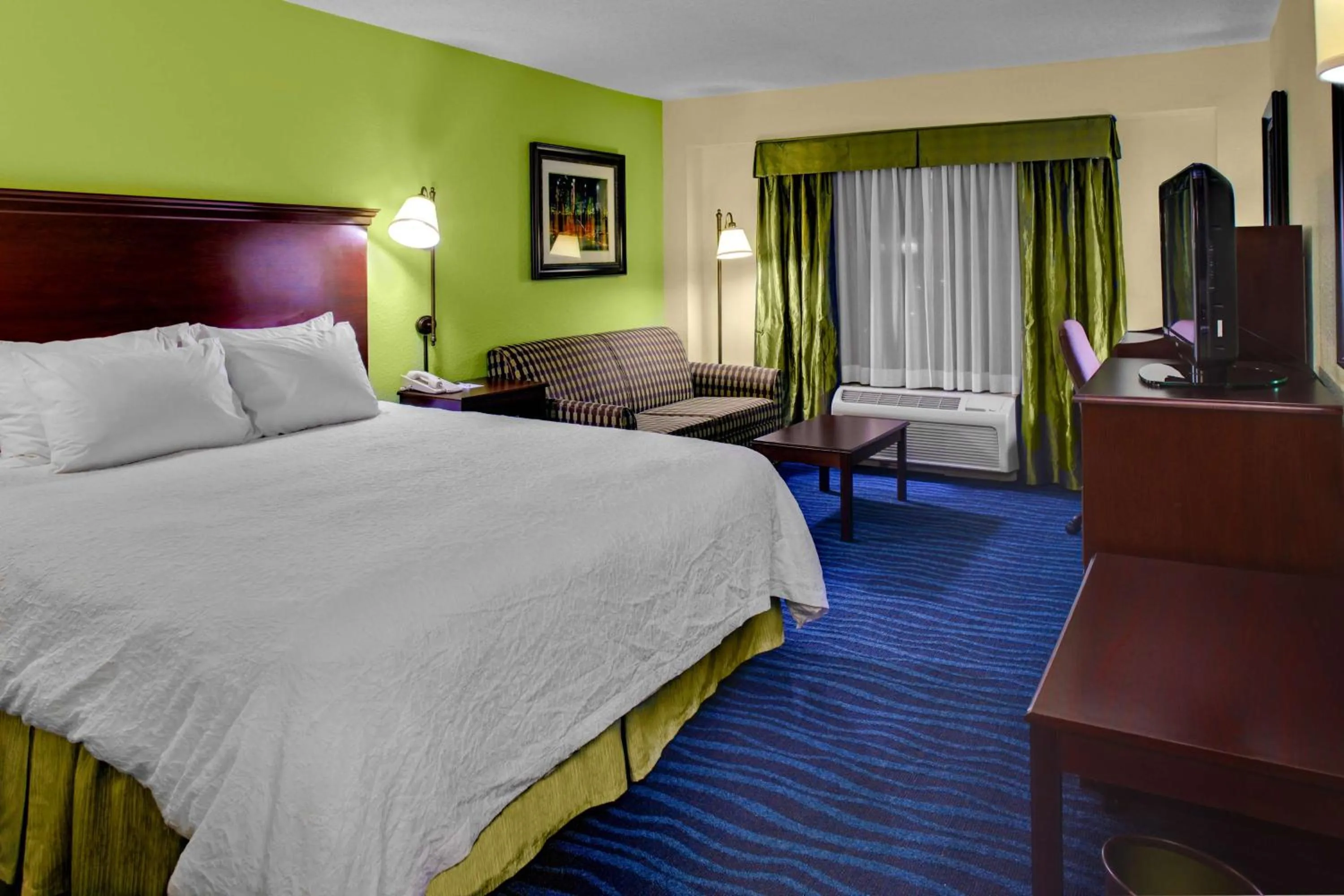 Bedroom, Bed in Hampton Inn Atlanta Perimeter Center