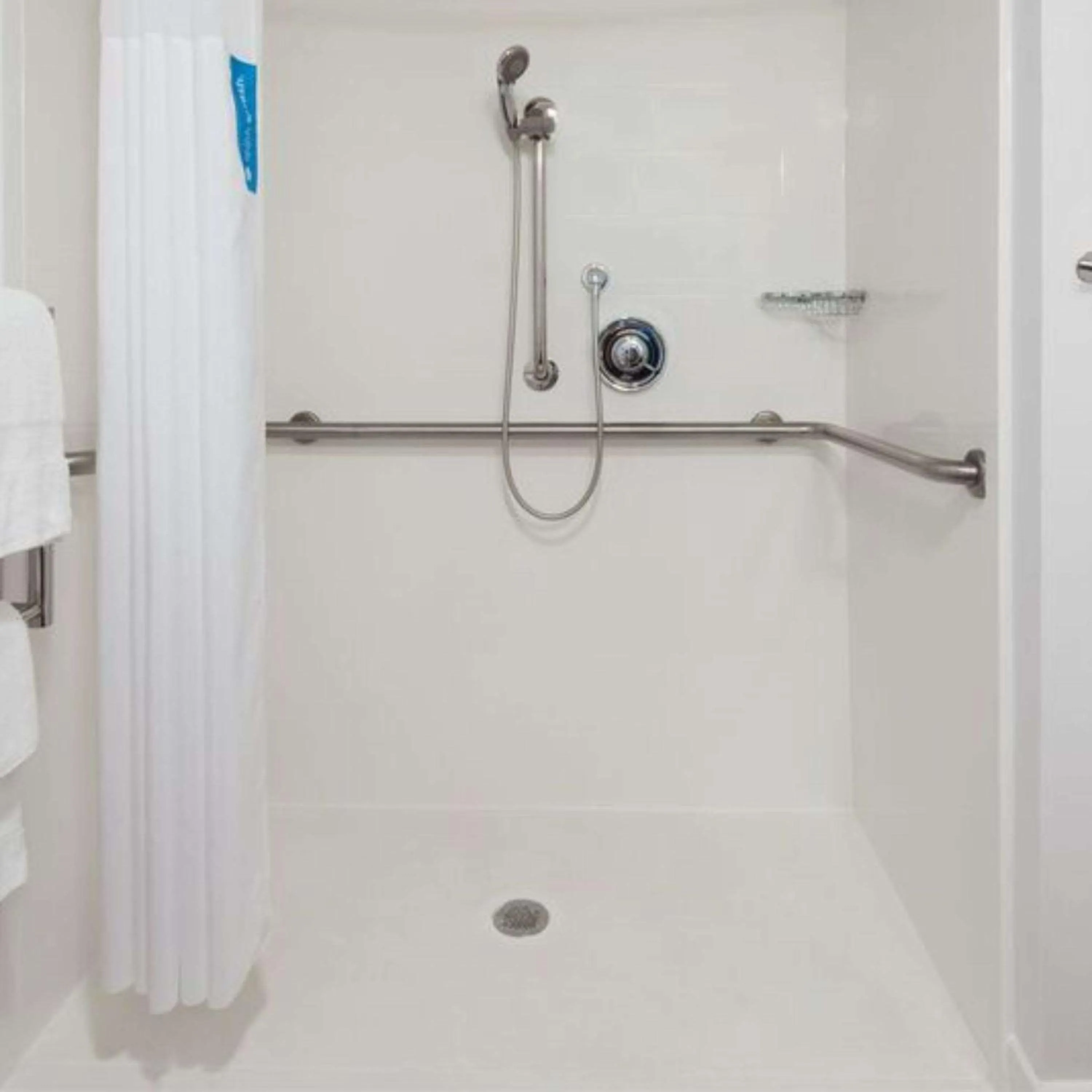 Bathroom in Hampton Inn Atlanta Perimeter Center