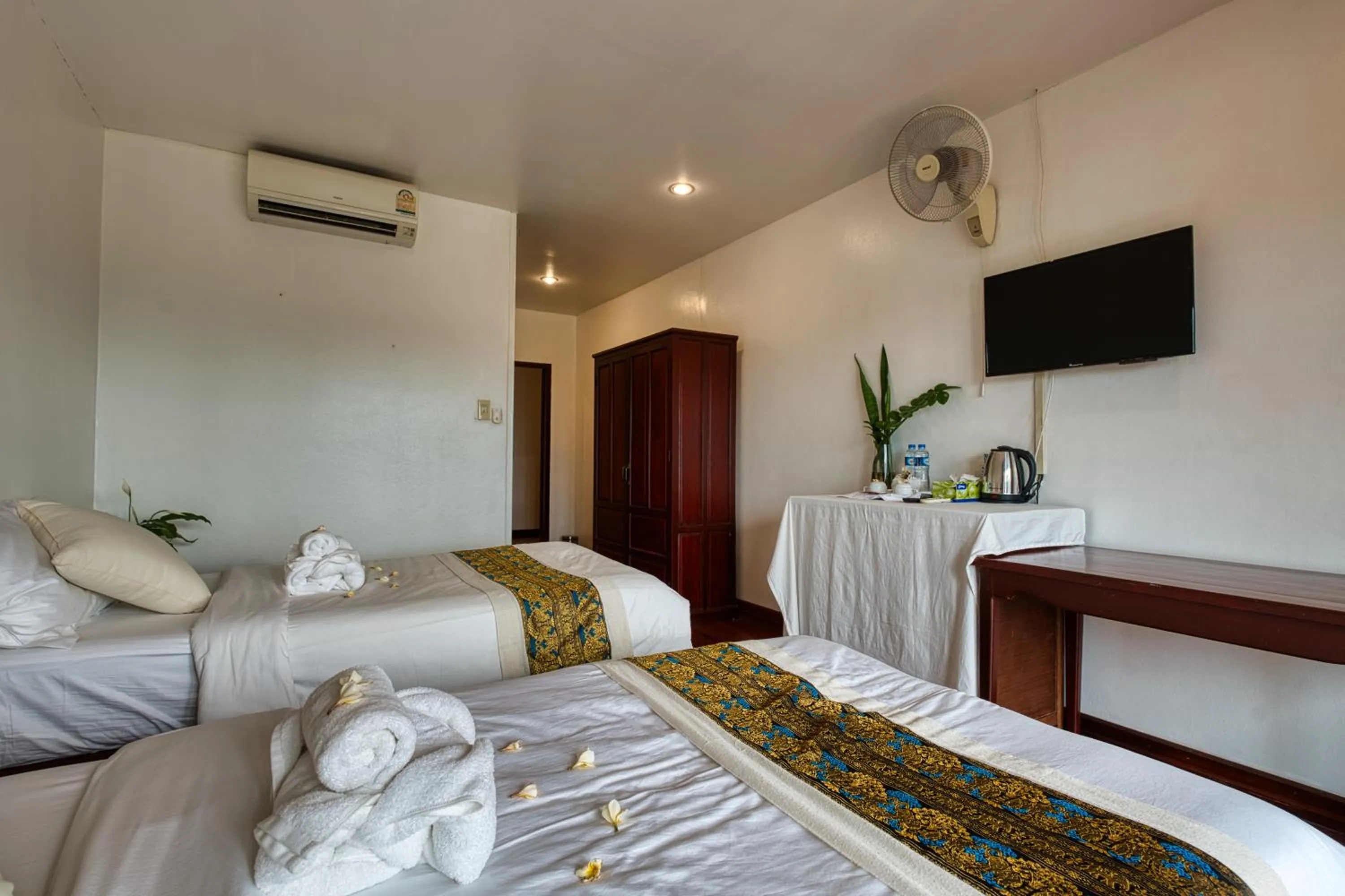 Standard Twin Room in The Elephant Crossing Hotel