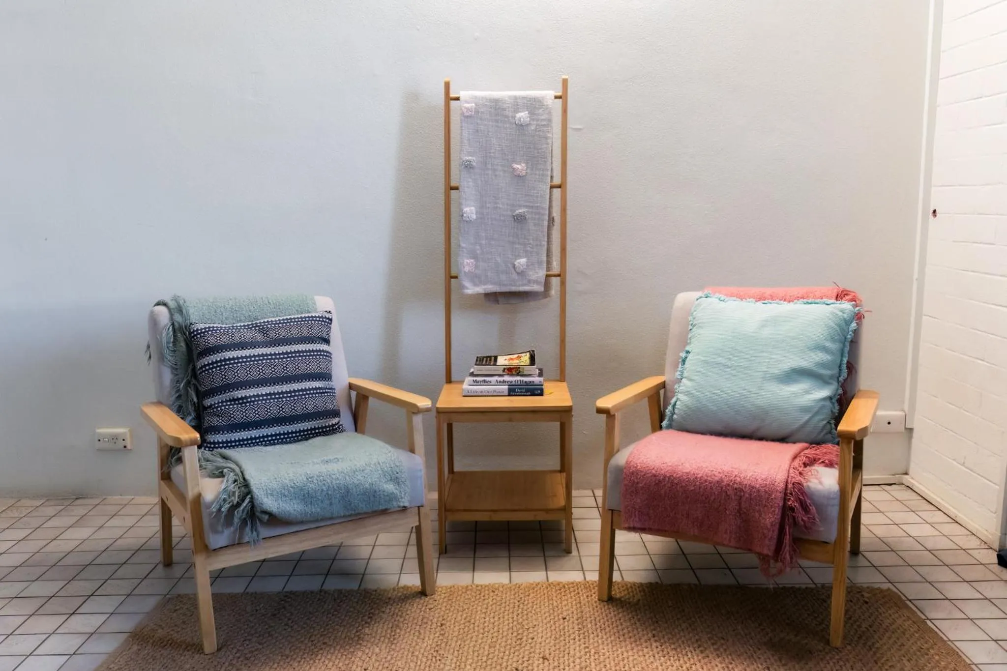 Communal lounge/ TV room in Youth Shack Backpackers Darwin