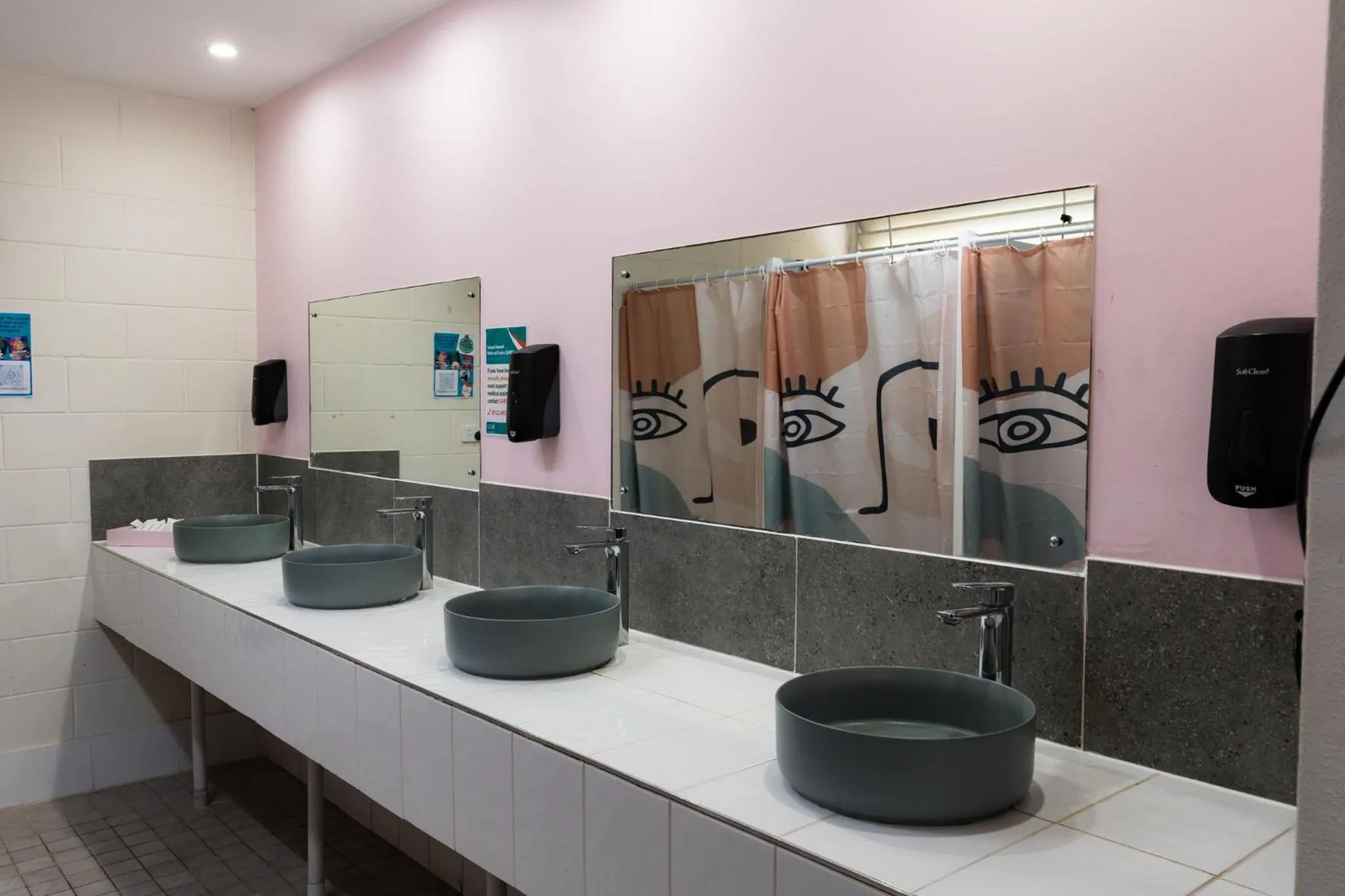 Bathroom in Youth Shack Backpackers Darwin