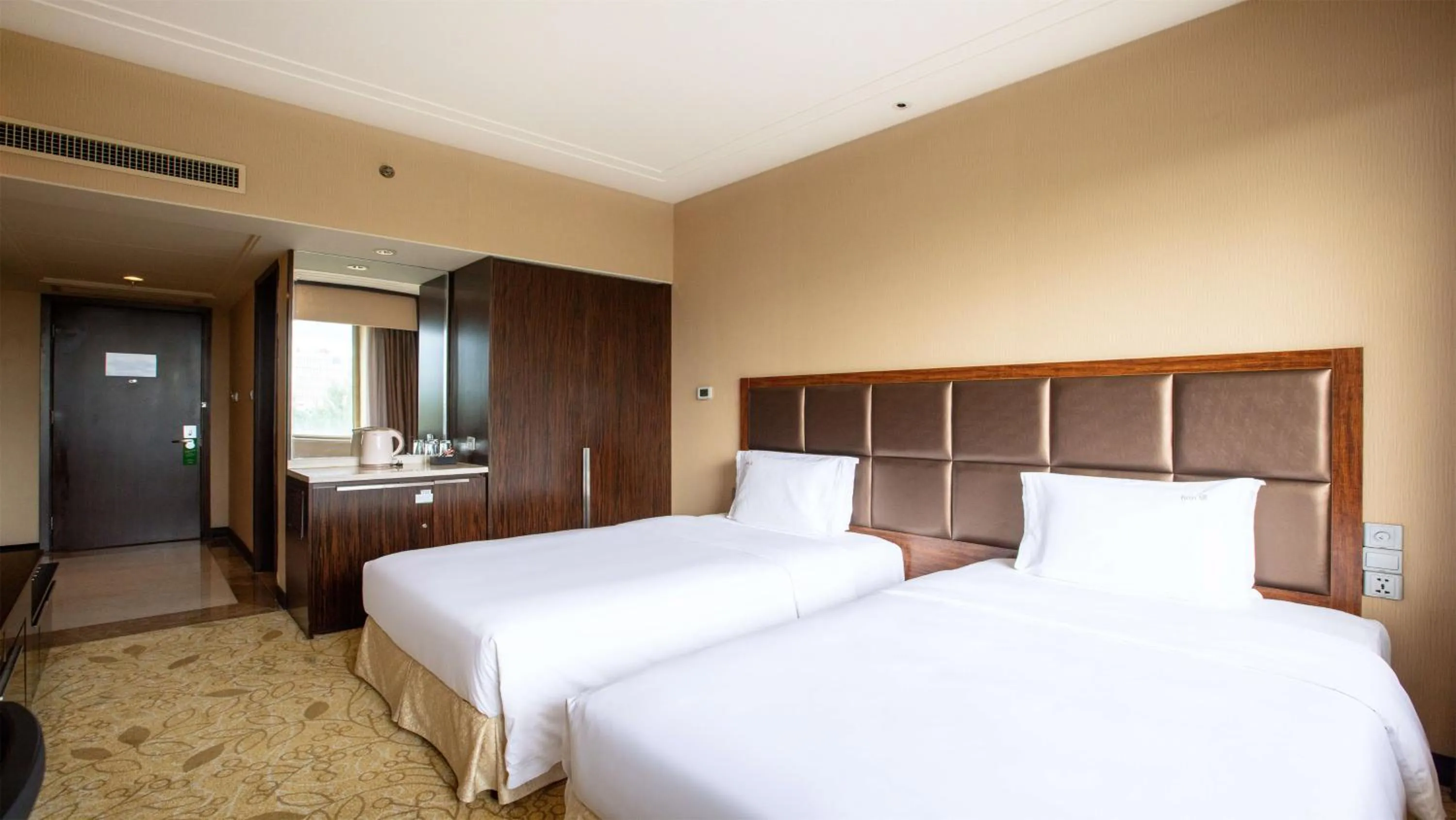 Photo of the whole room, Bed in Holiday Inn Mudanjiang by IHG
