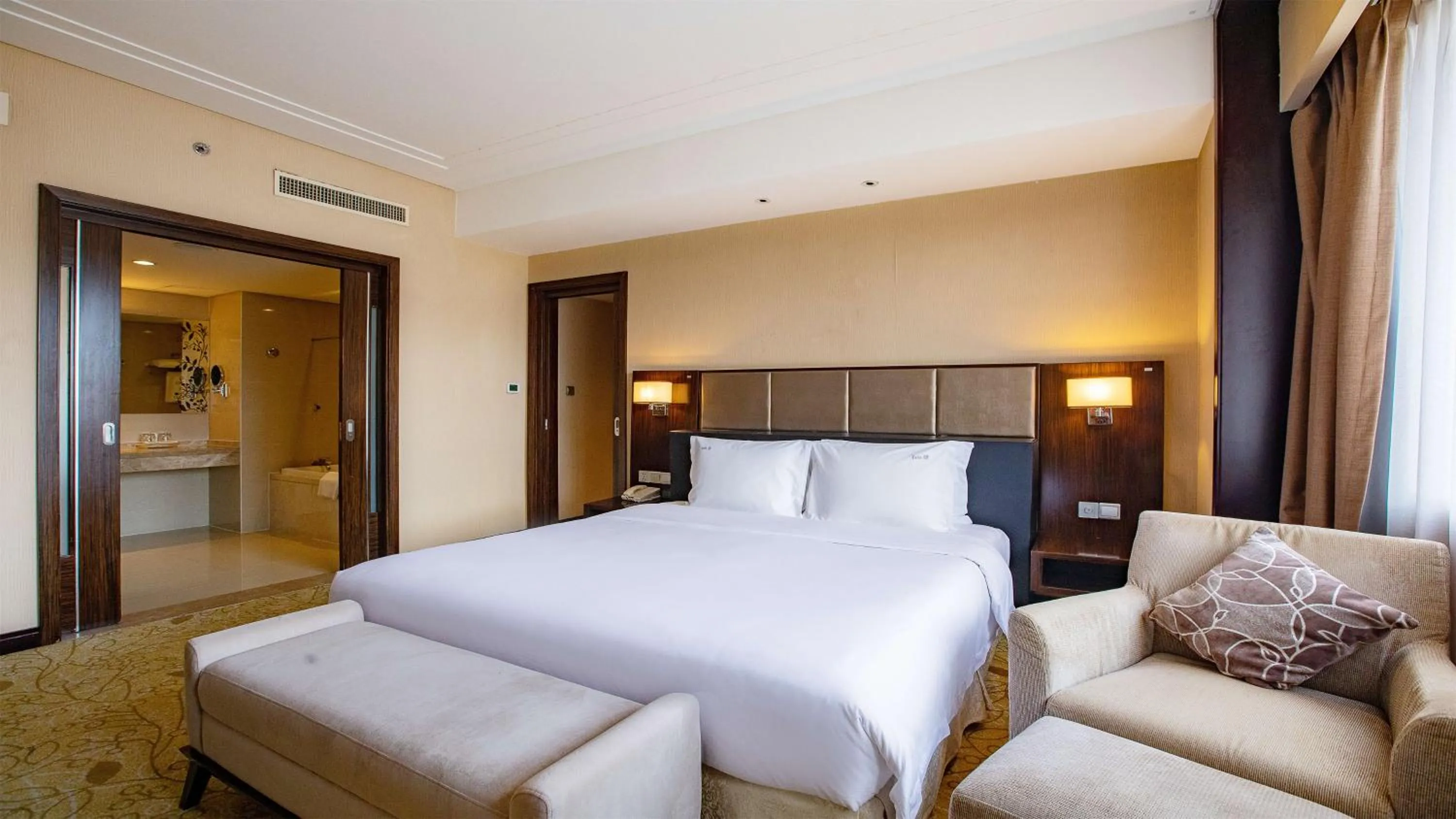 Photo of the whole room, Bed in Holiday Inn Mudanjiang by IHG