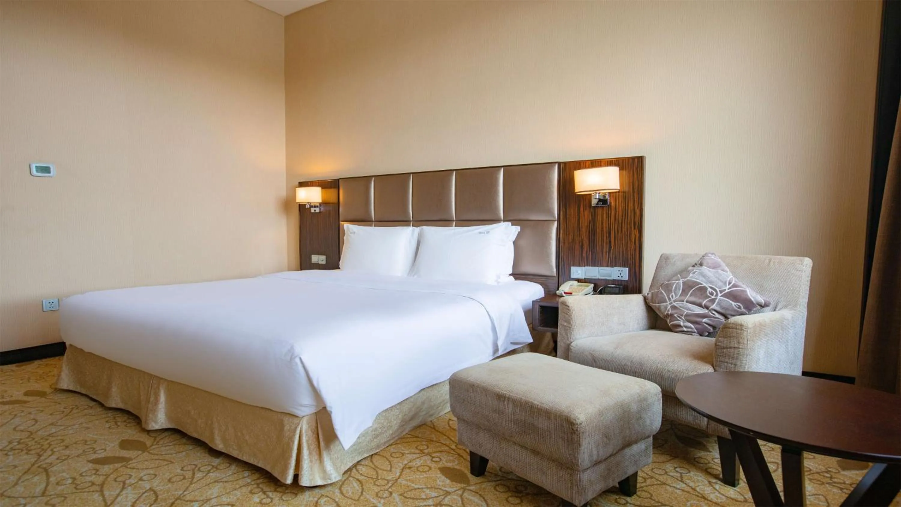 Photo of the whole room, Bed in Holiday Inn Mudanjiang by IHG