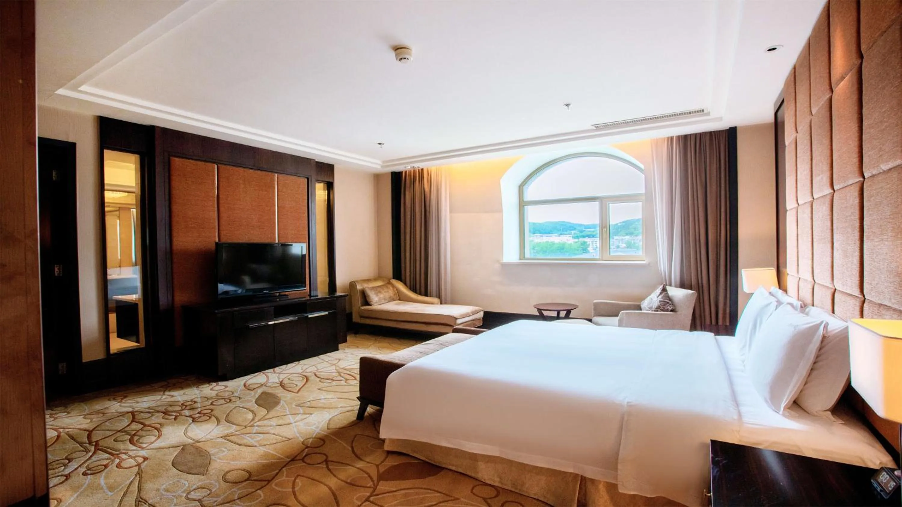 Photo of the whole room, Bed in Holiday Inn Mudanjiang by IHG
