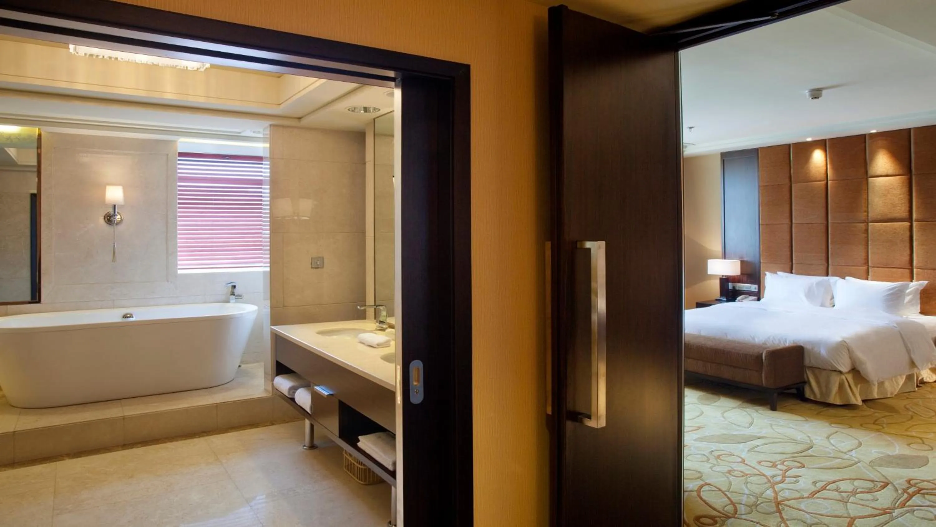 Photo of the whole room, Bed in Holiday Inn Mudanjiang by IHG