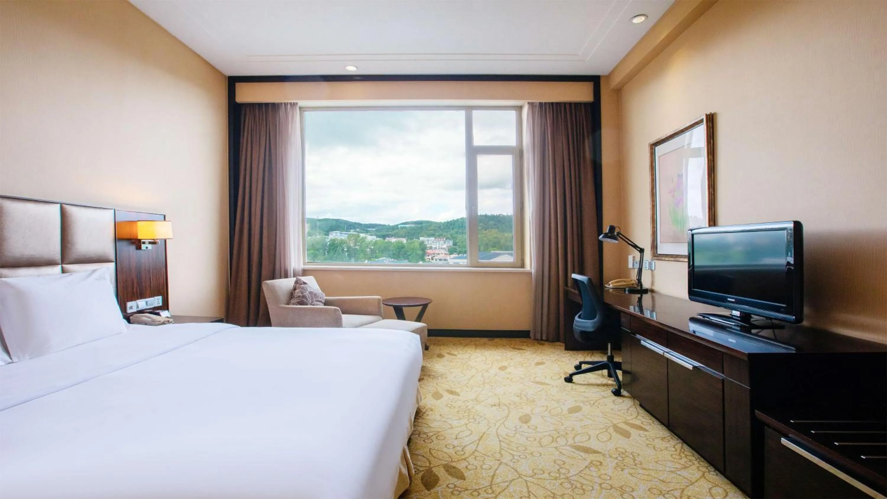 Photo of the whole room, Bed in Holiday Inn Mudanjiang by IHG