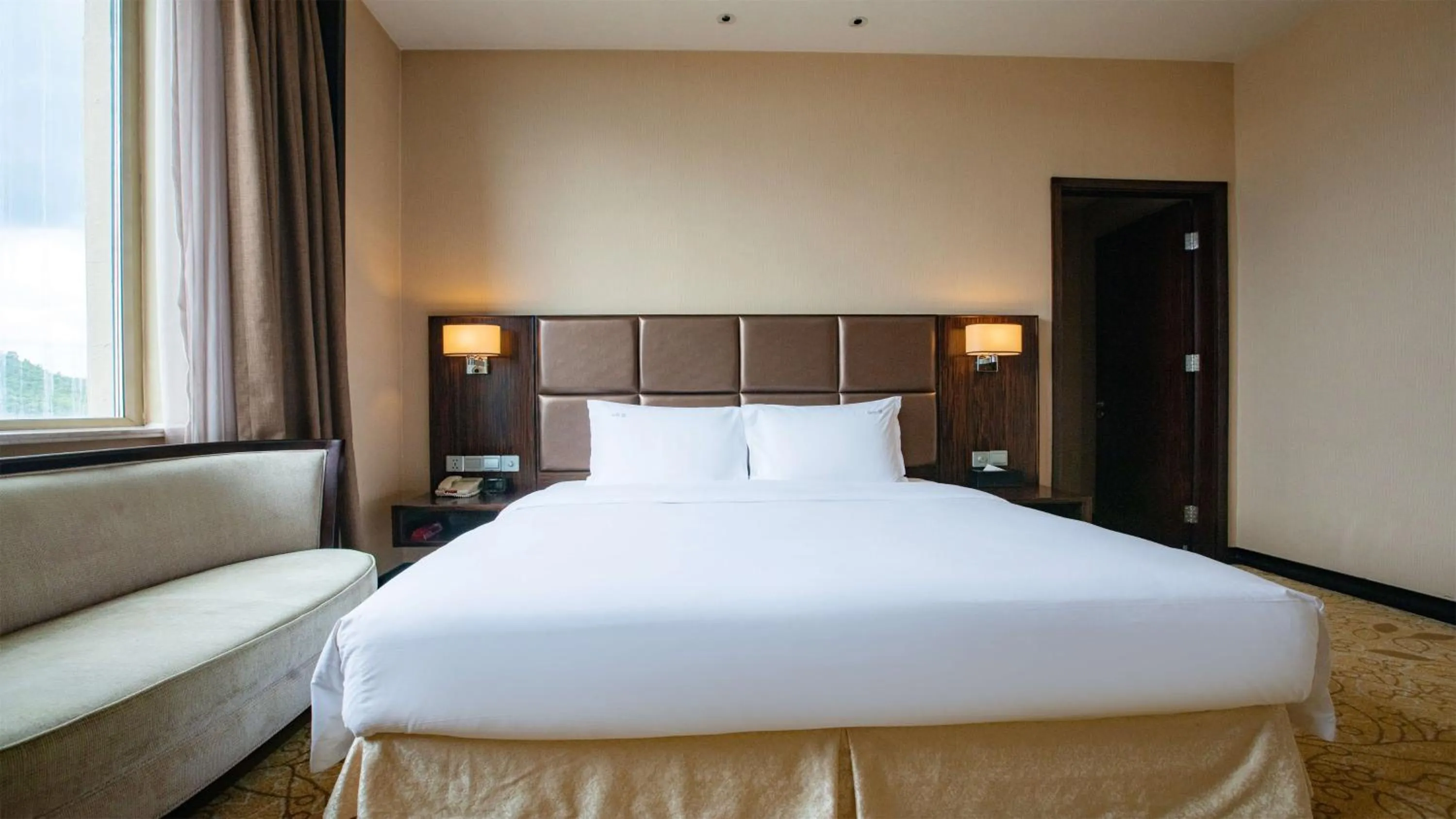 Photo of the whole room, Bed in Holiday Inn Mudanjiang by IHG