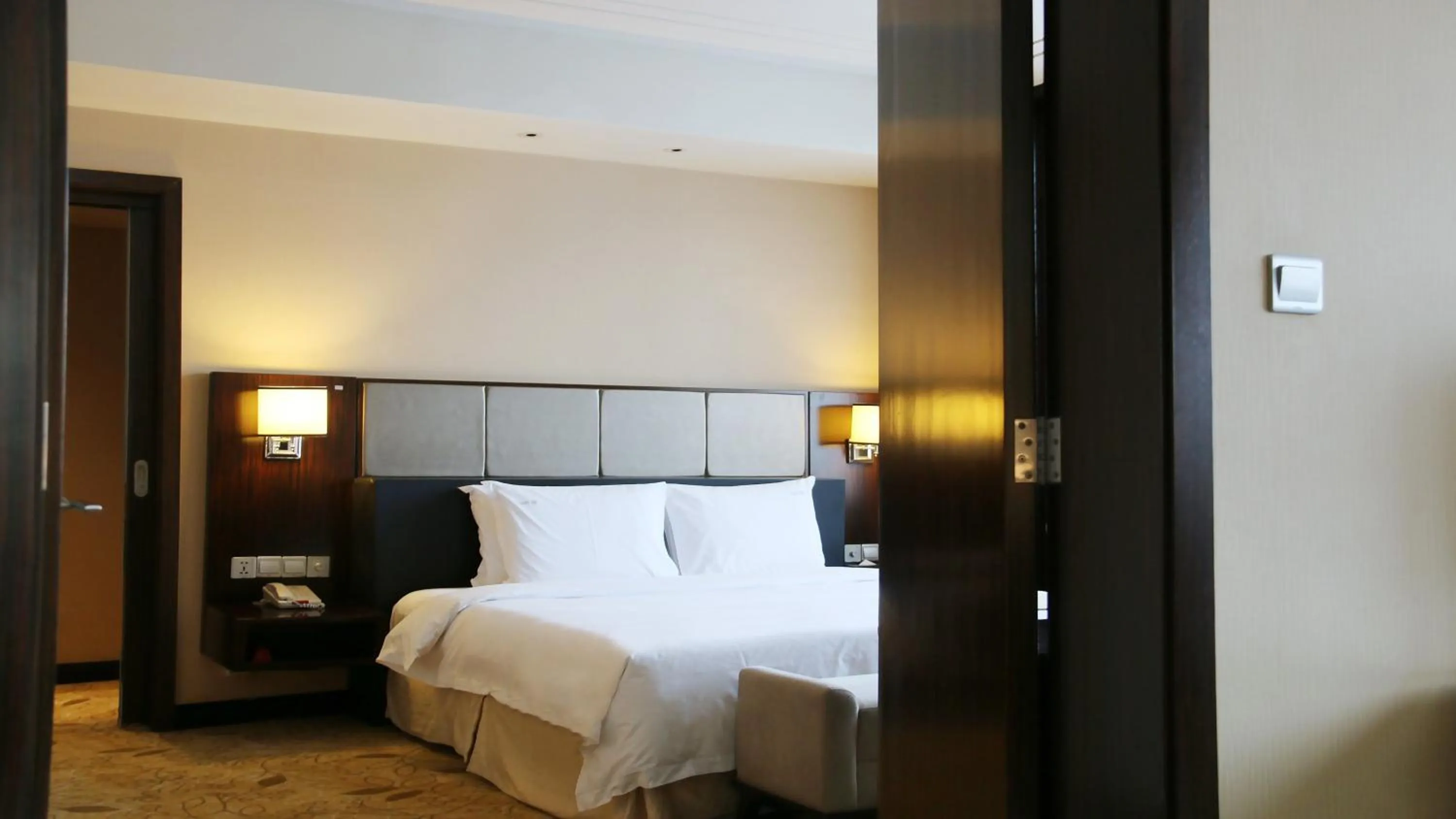 Photo of the whole room, Bed in Holiday Inn Mudanjiang by IHG