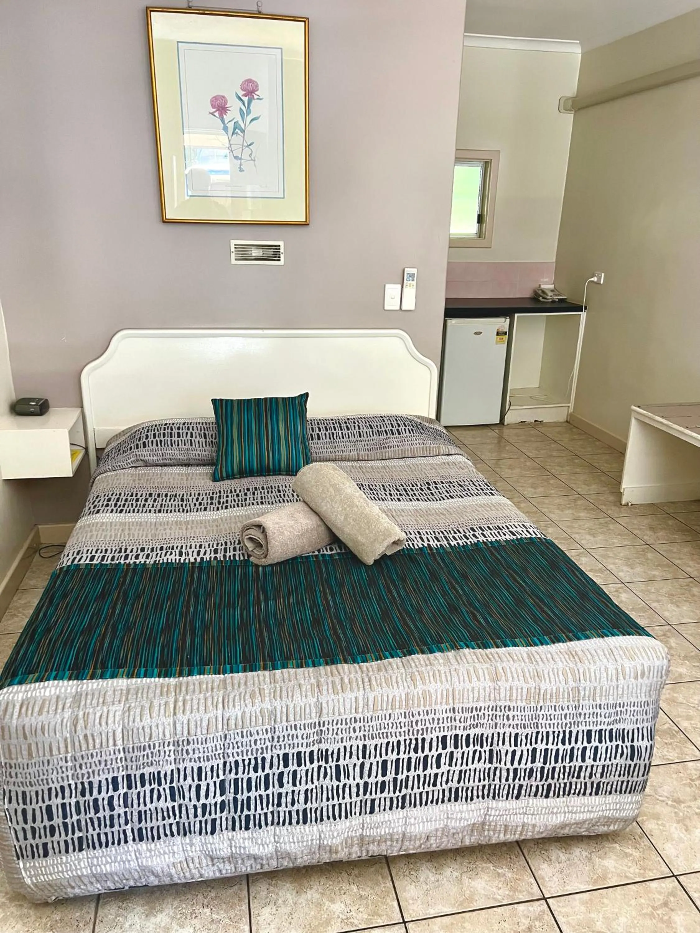 Bed in Elkira Court Motel