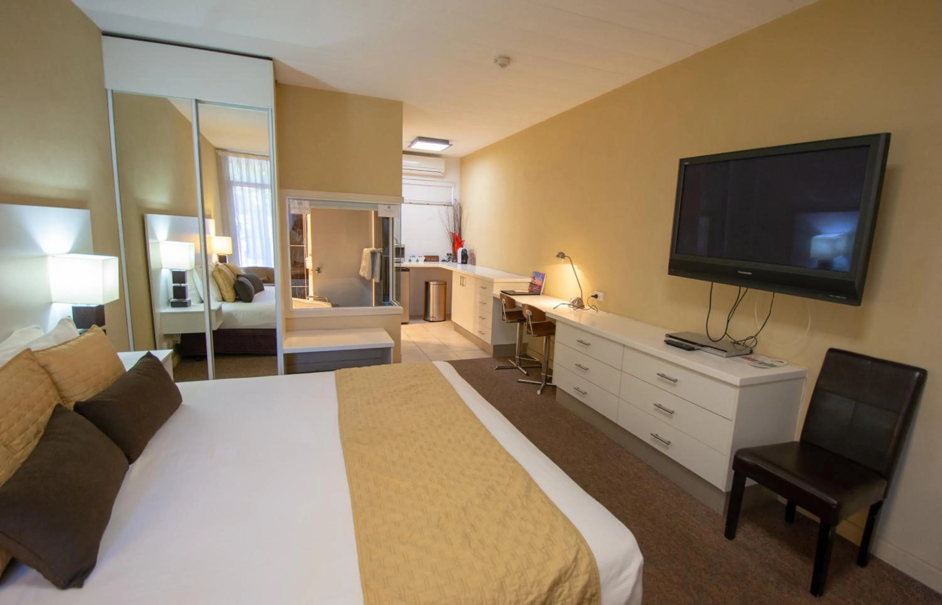 Bed in Elkira Court Motel