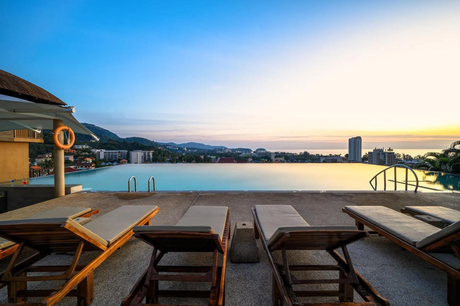 Swimming pool in Karon Phunaka Resort