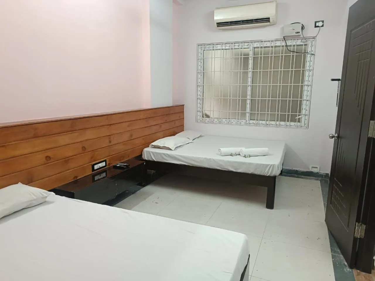 Bed in SGS Residency