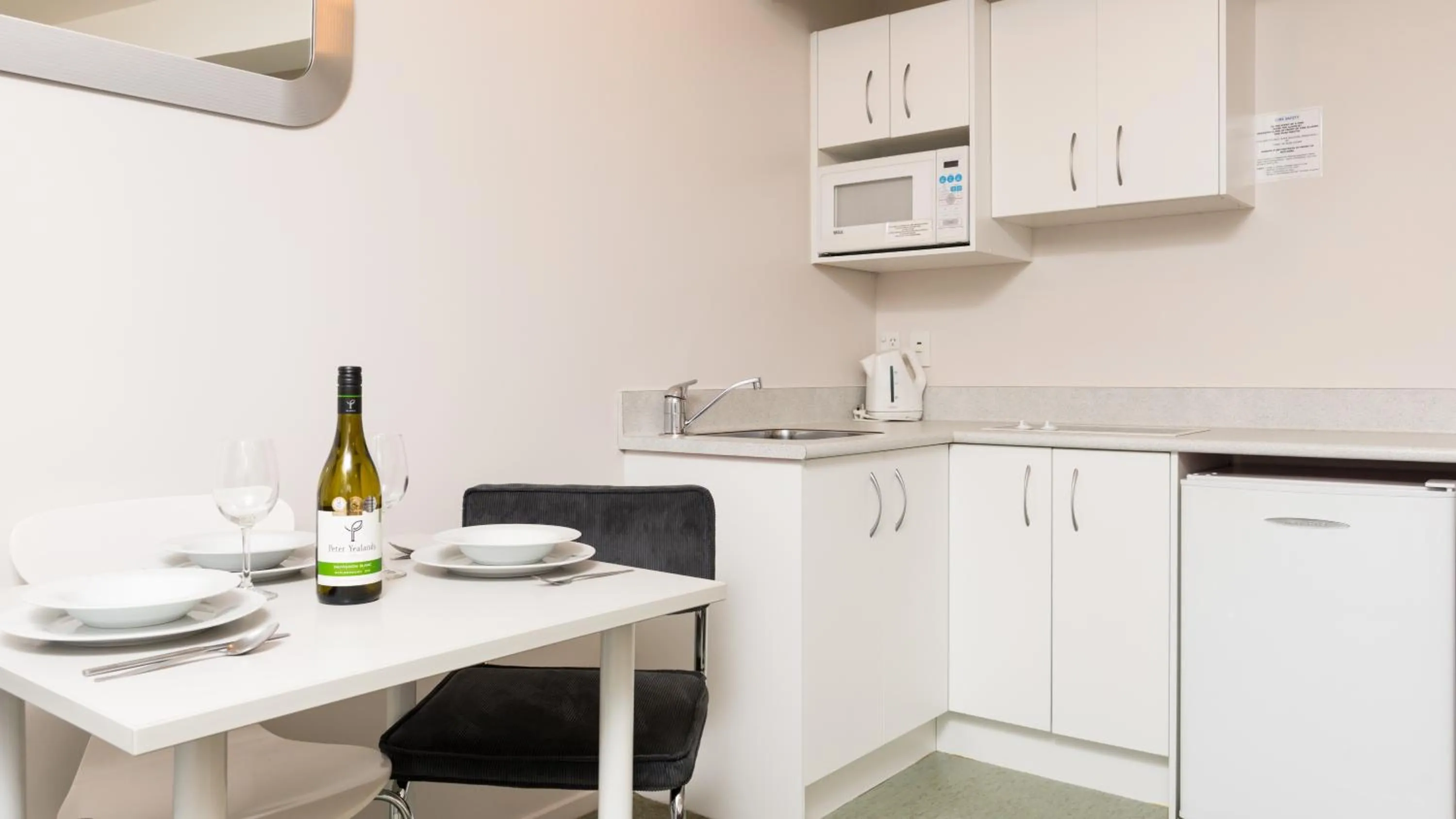 Kitchen or kitchenette in Outrigger Motel