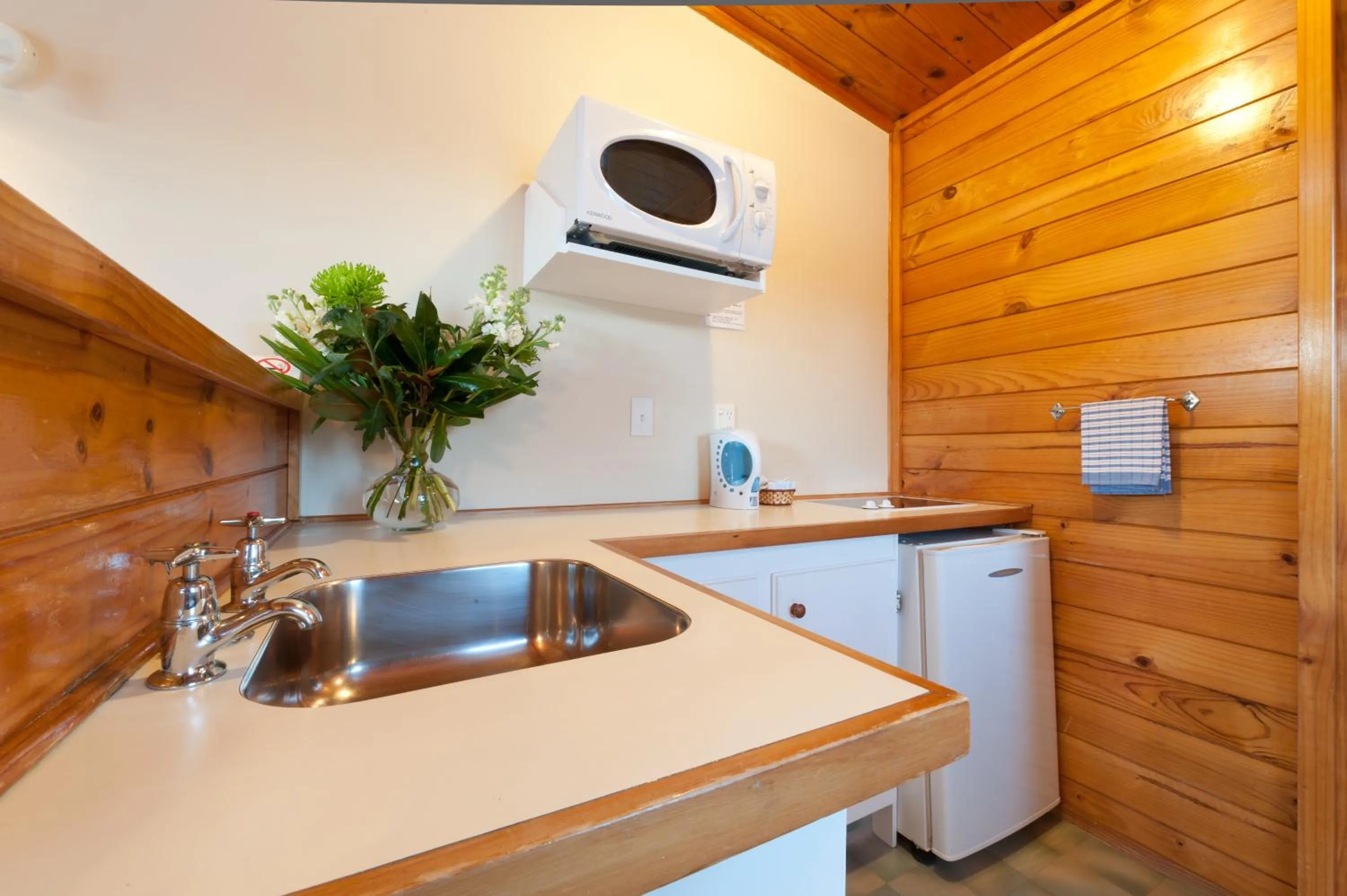 Kitchen or kitchenette in Outrigger Motel