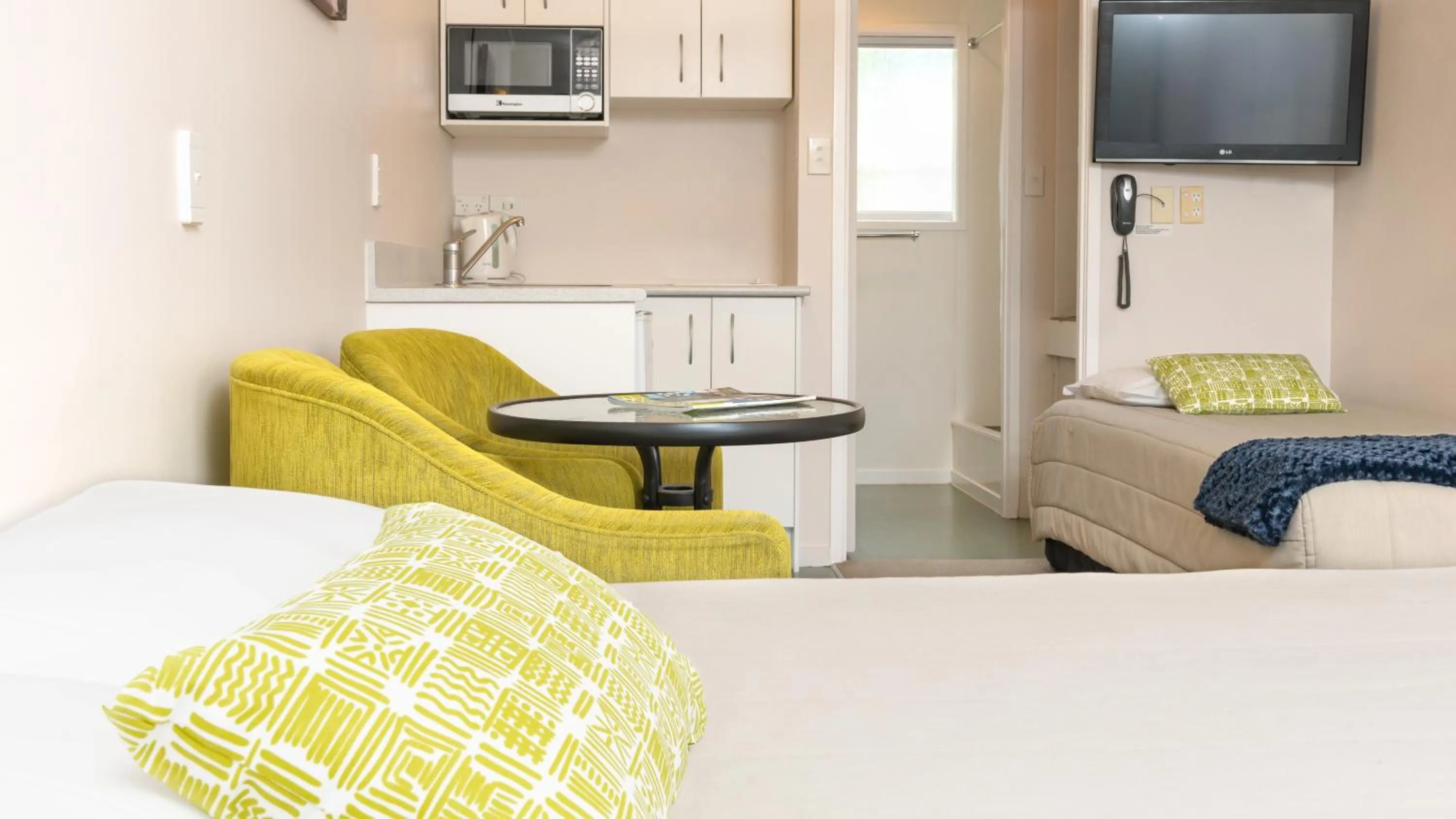 Bedroom, Bed in Outrigger Motel