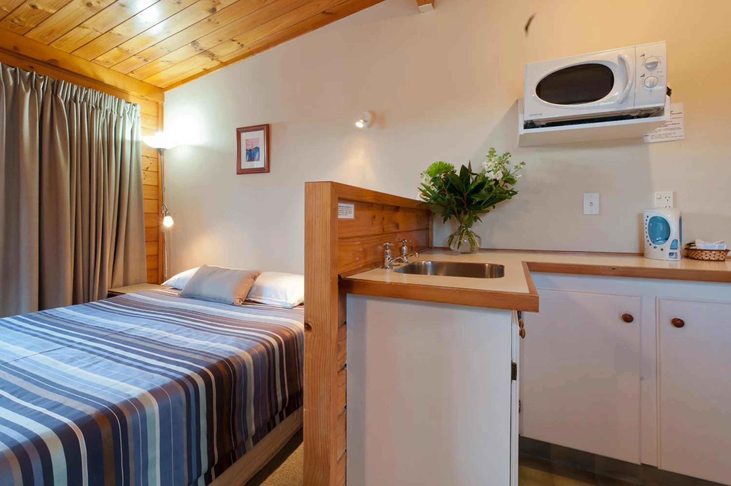 Kitchen or kitchenette, Bed in Outrigger Motel