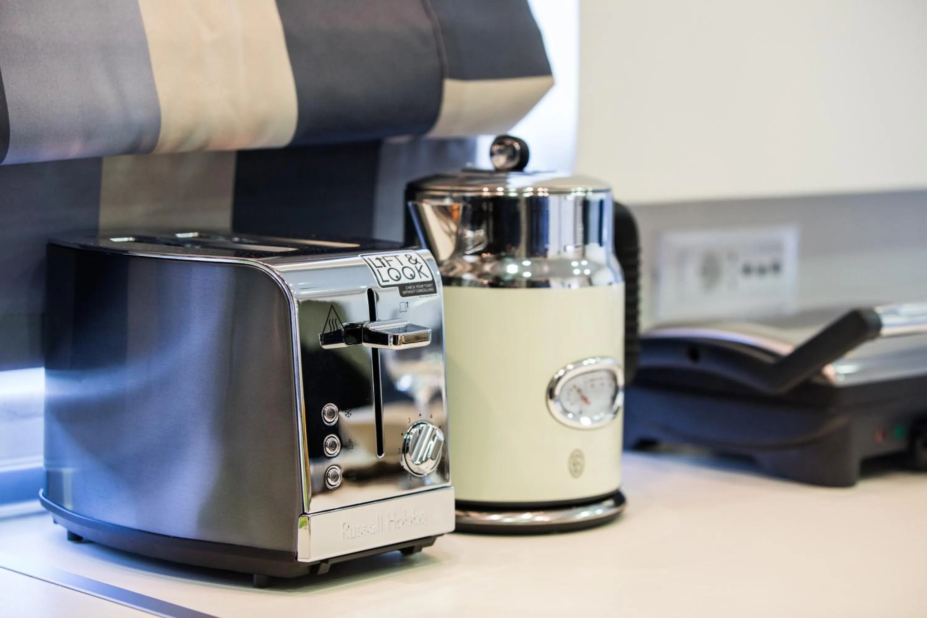 Coffee/tea facilities in Rhodes Central Suite