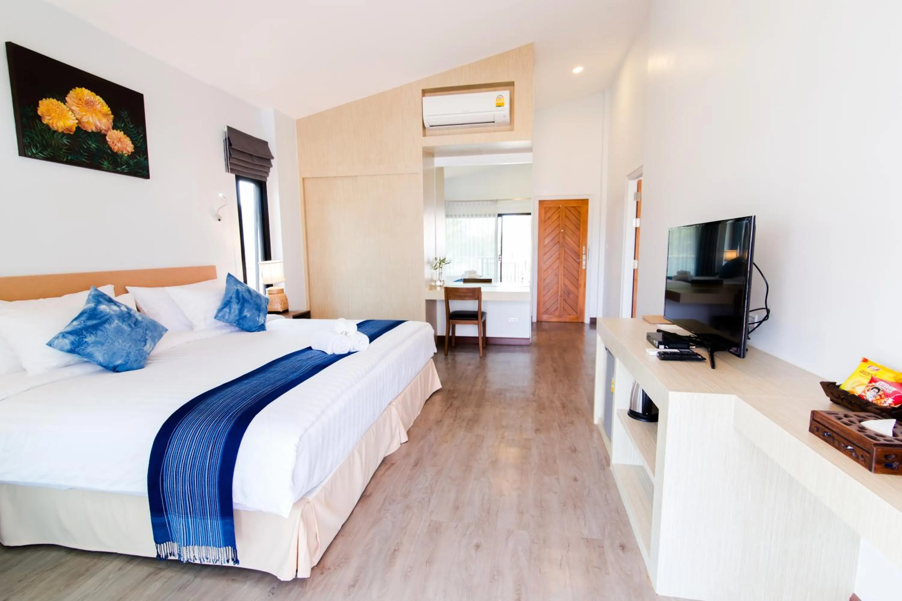 Photo of the whole room, Bed in Phuruakeeree Resort