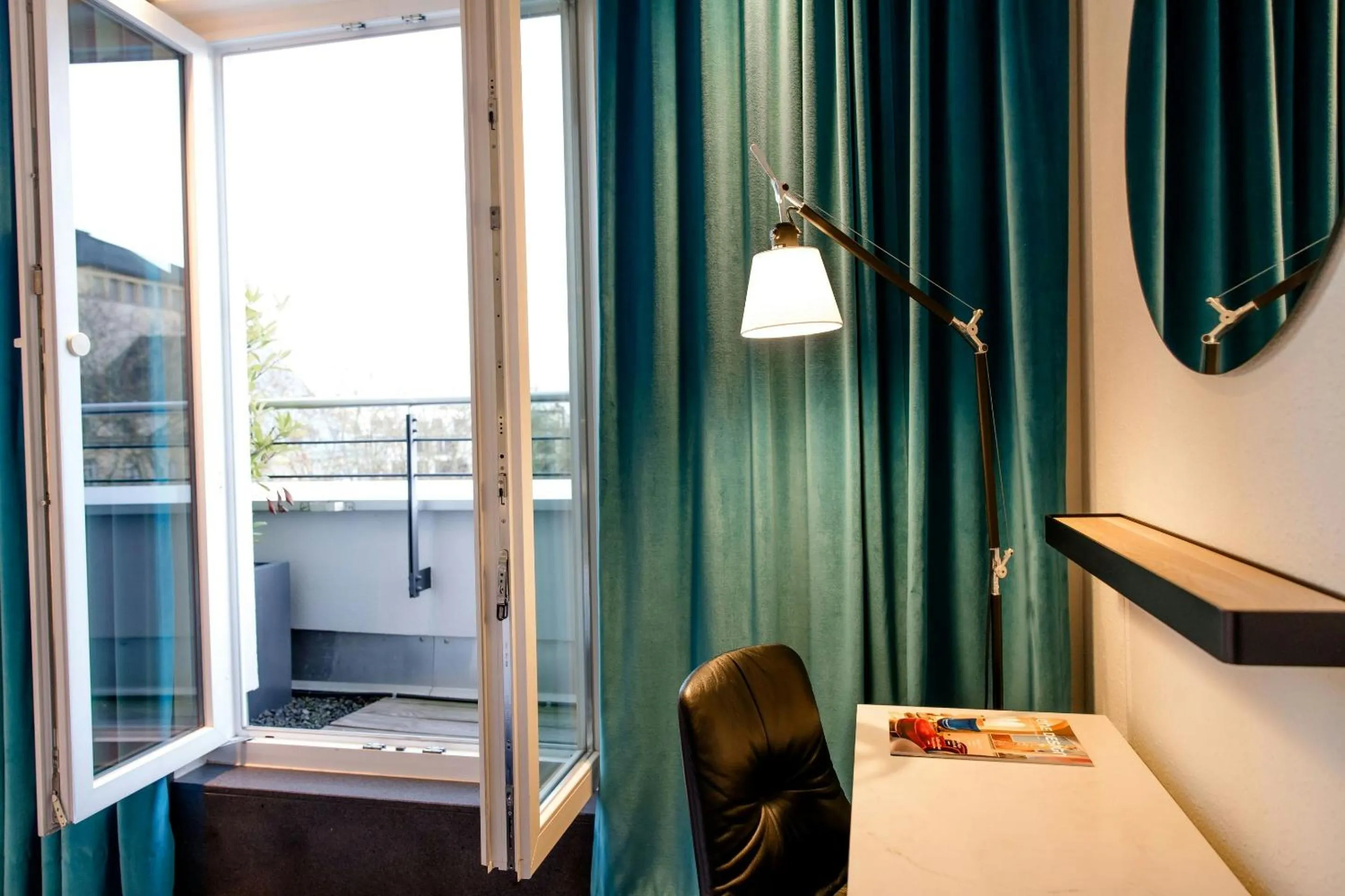 Photo of the whole room, Bed in Motel One Saarbrücken