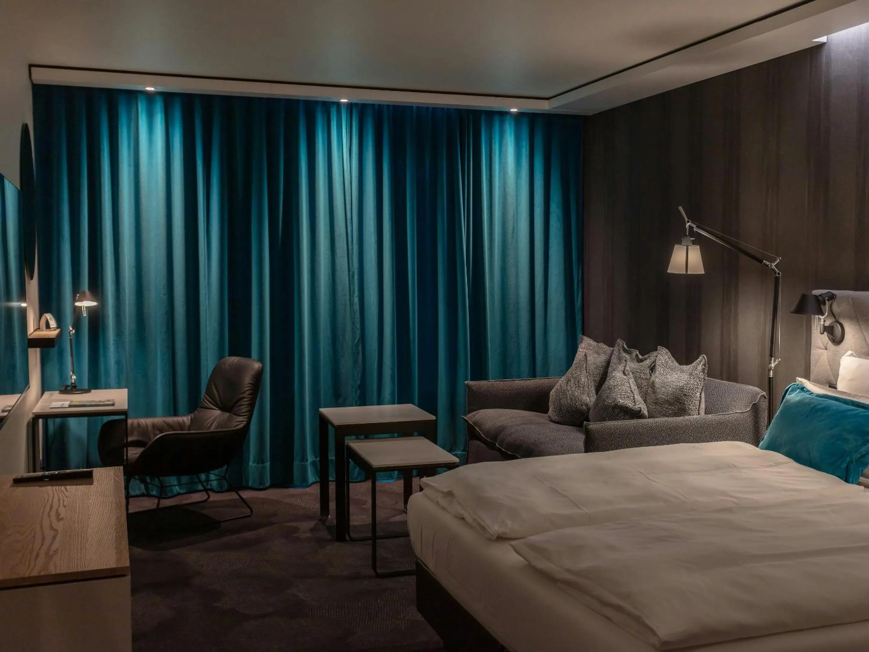 Photo of the whole room, Bed in Motel One Saarbrücken