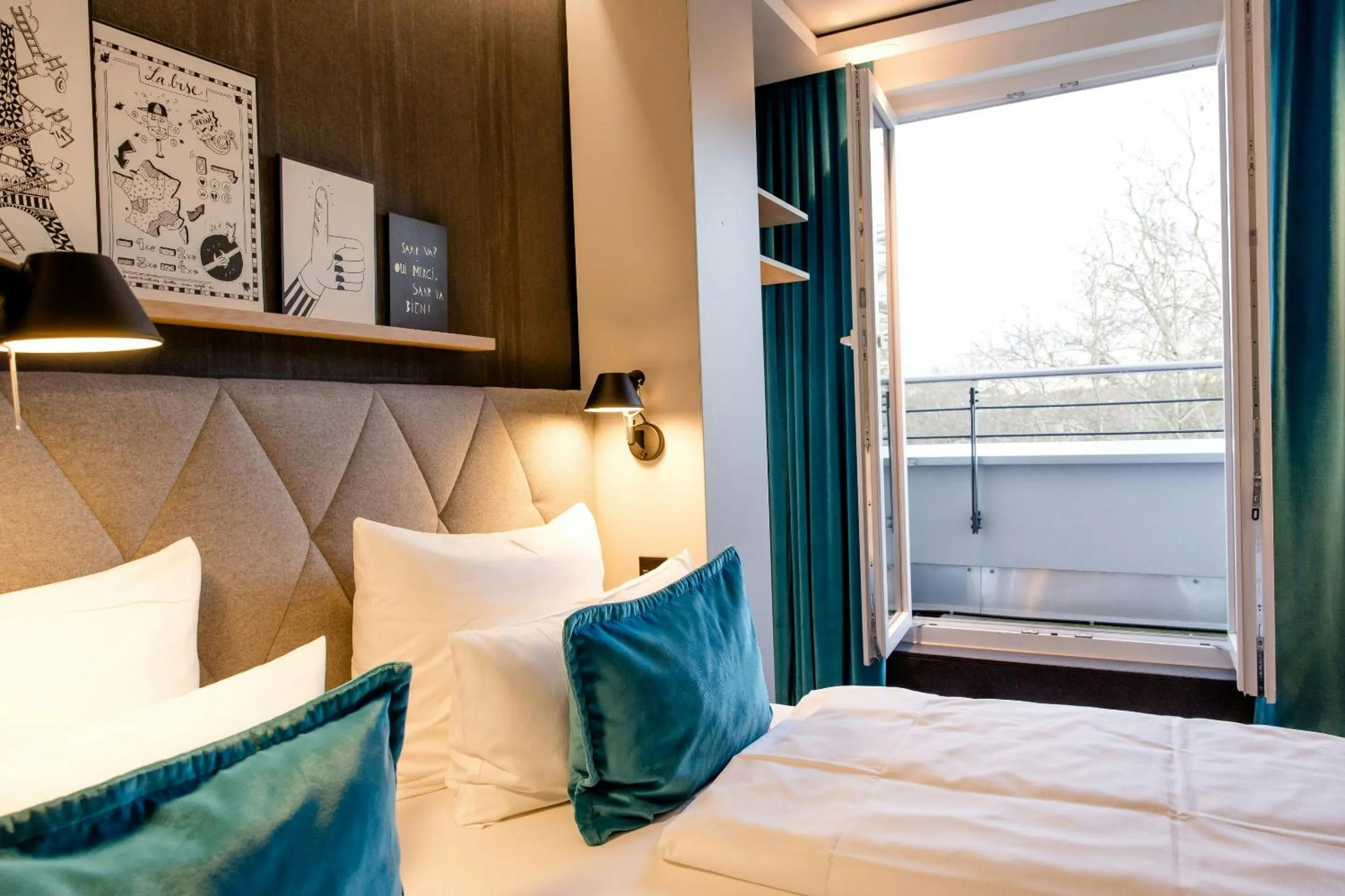 Photo of the whole room, Bed in Motel One Saarbrücken