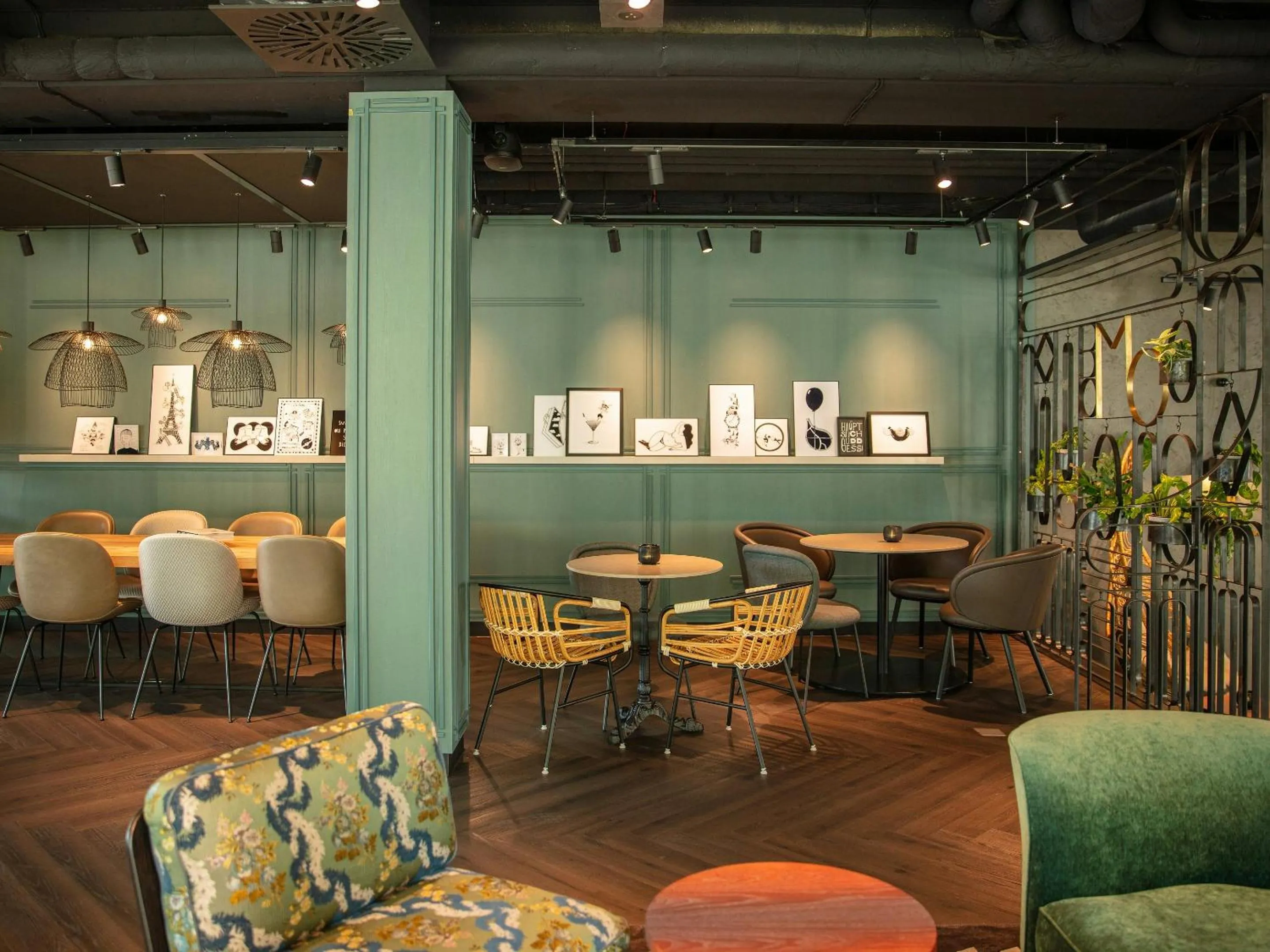 Lounge or bar in Motel One Saarbrücken