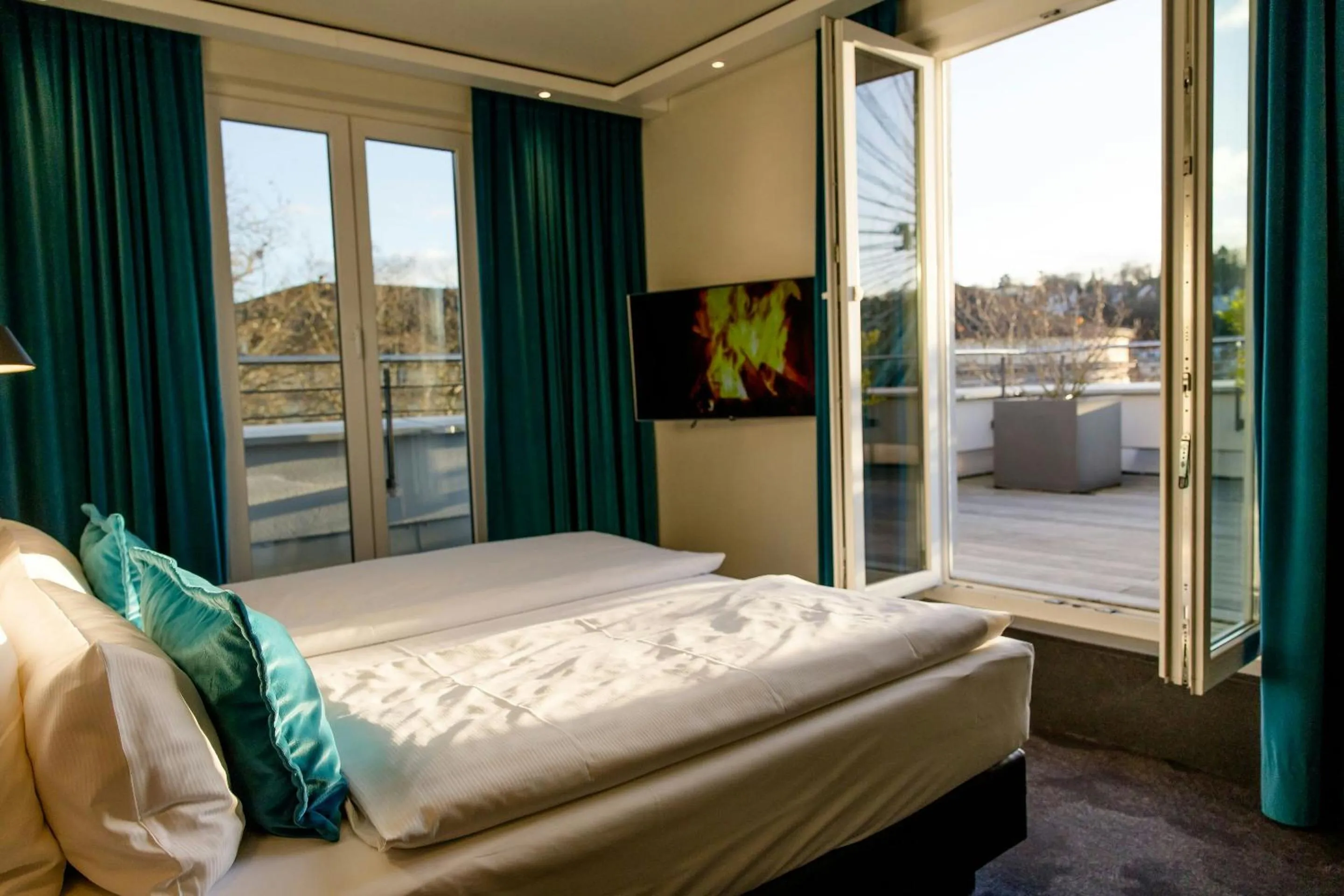 Photo of the whole room, Bed in Motel One Saarbrücken