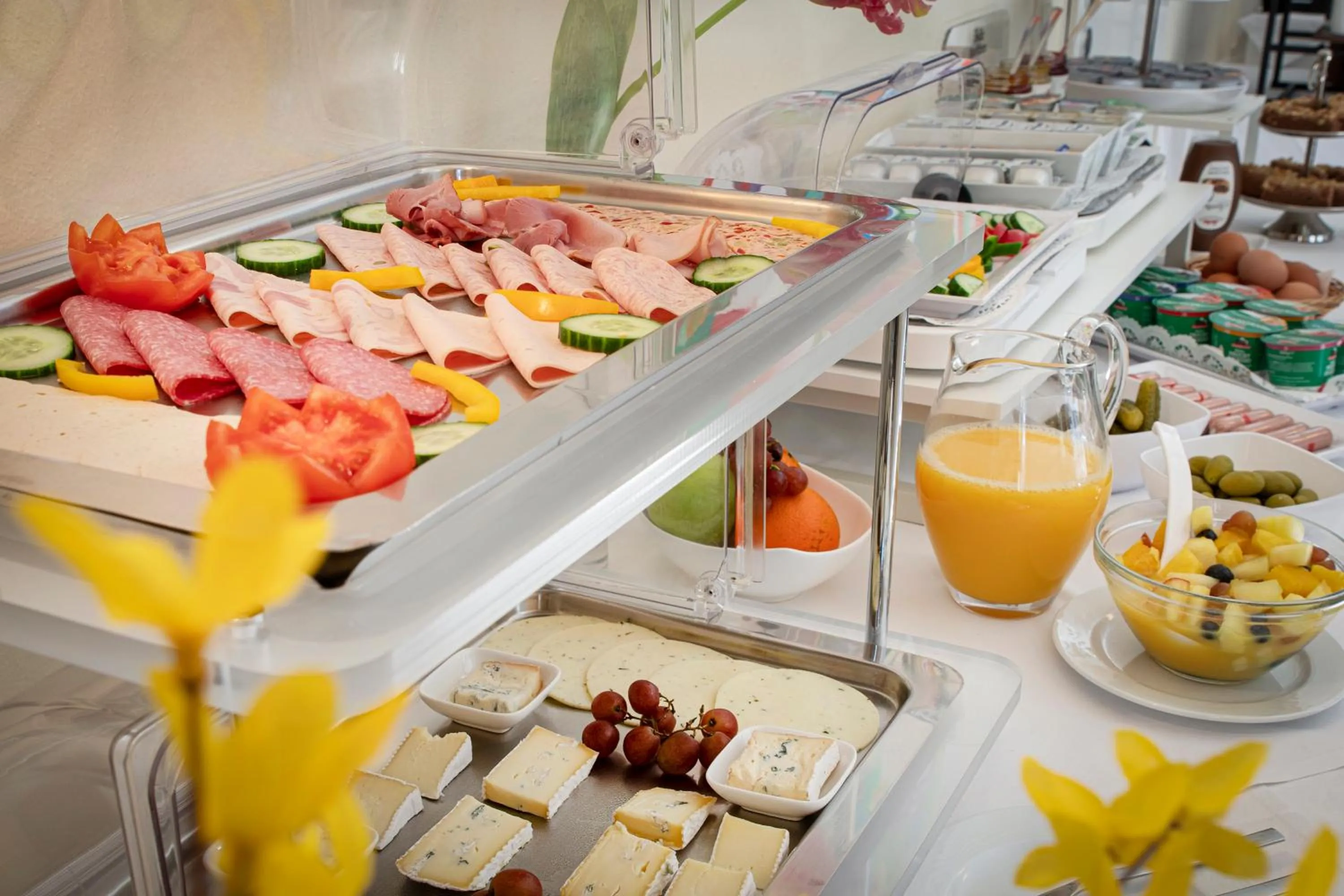 Breakfast in Hotel Biederstein am Englischen Garten