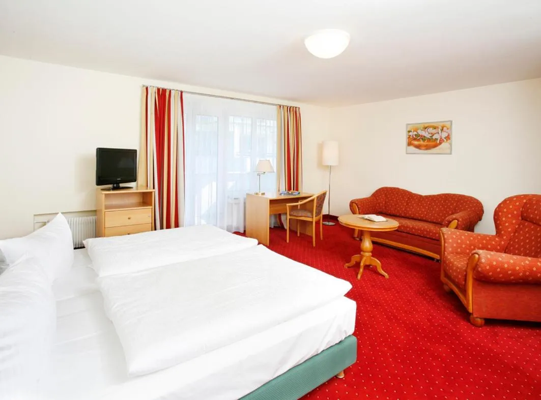 Photo of the whole room, Bed in Hotel Biederstein am Englischen Garten