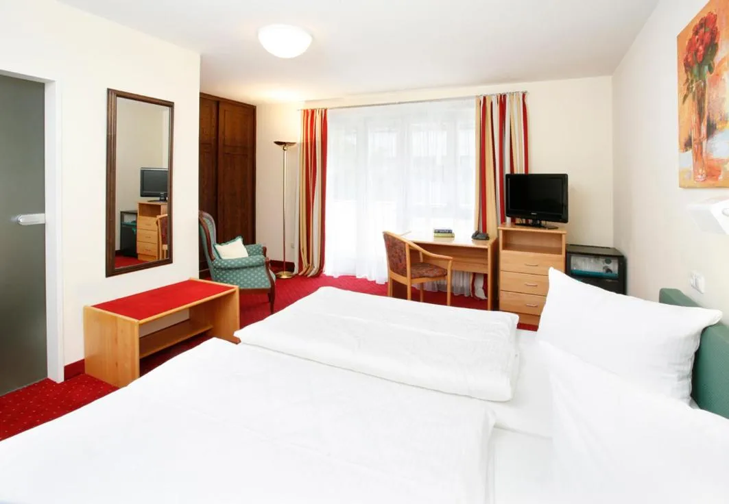 Photo of the whole room, Bed in Hotel Biederstein am Englischen Garten