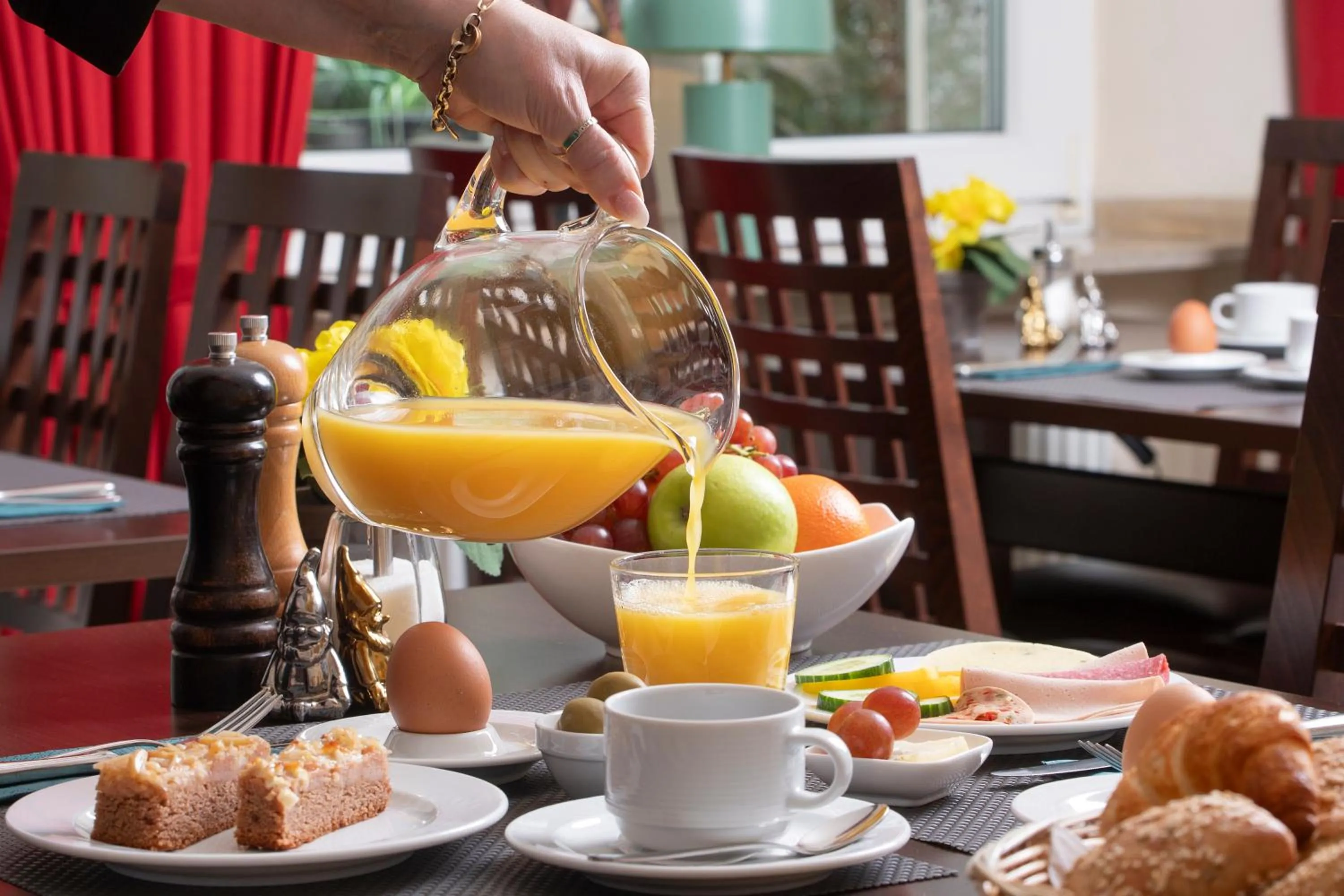 Breakfast in Hotel Biederstein am Englischen Garten