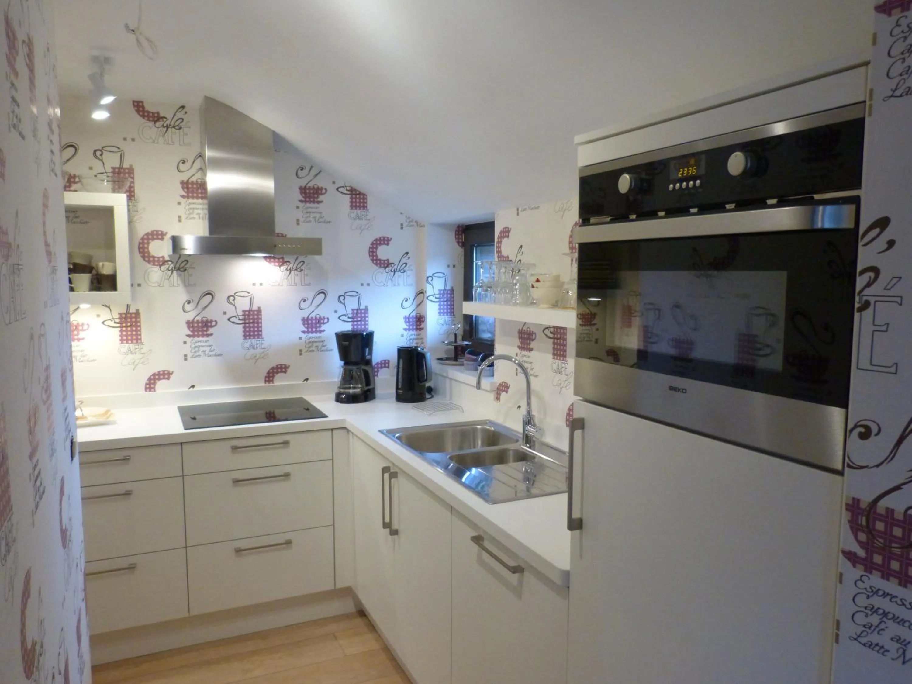 Kitchen or kitchenette in L'Horizon Studios & Apparts