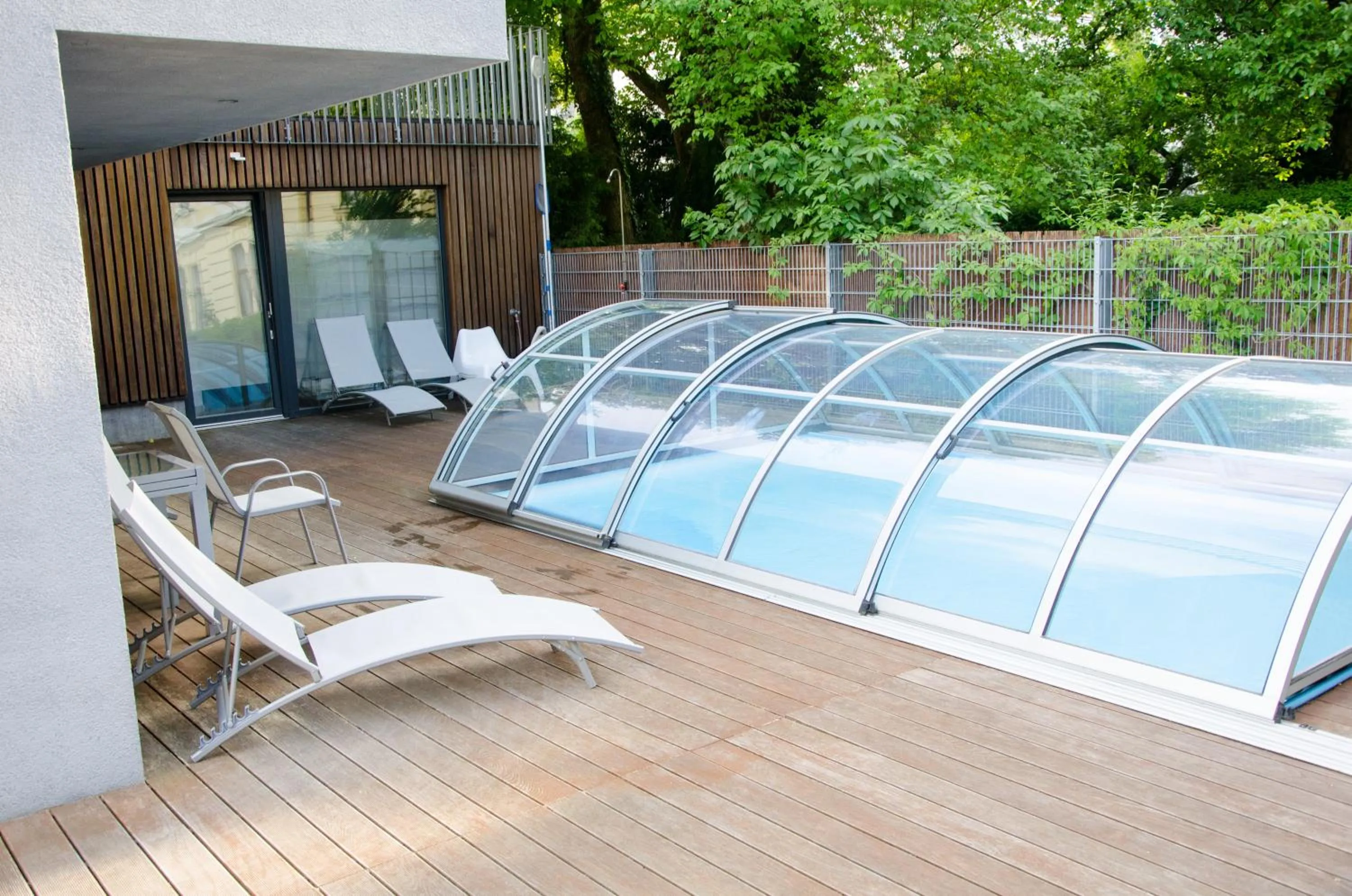 Swimming pool in Room 4 & 5 Apartments