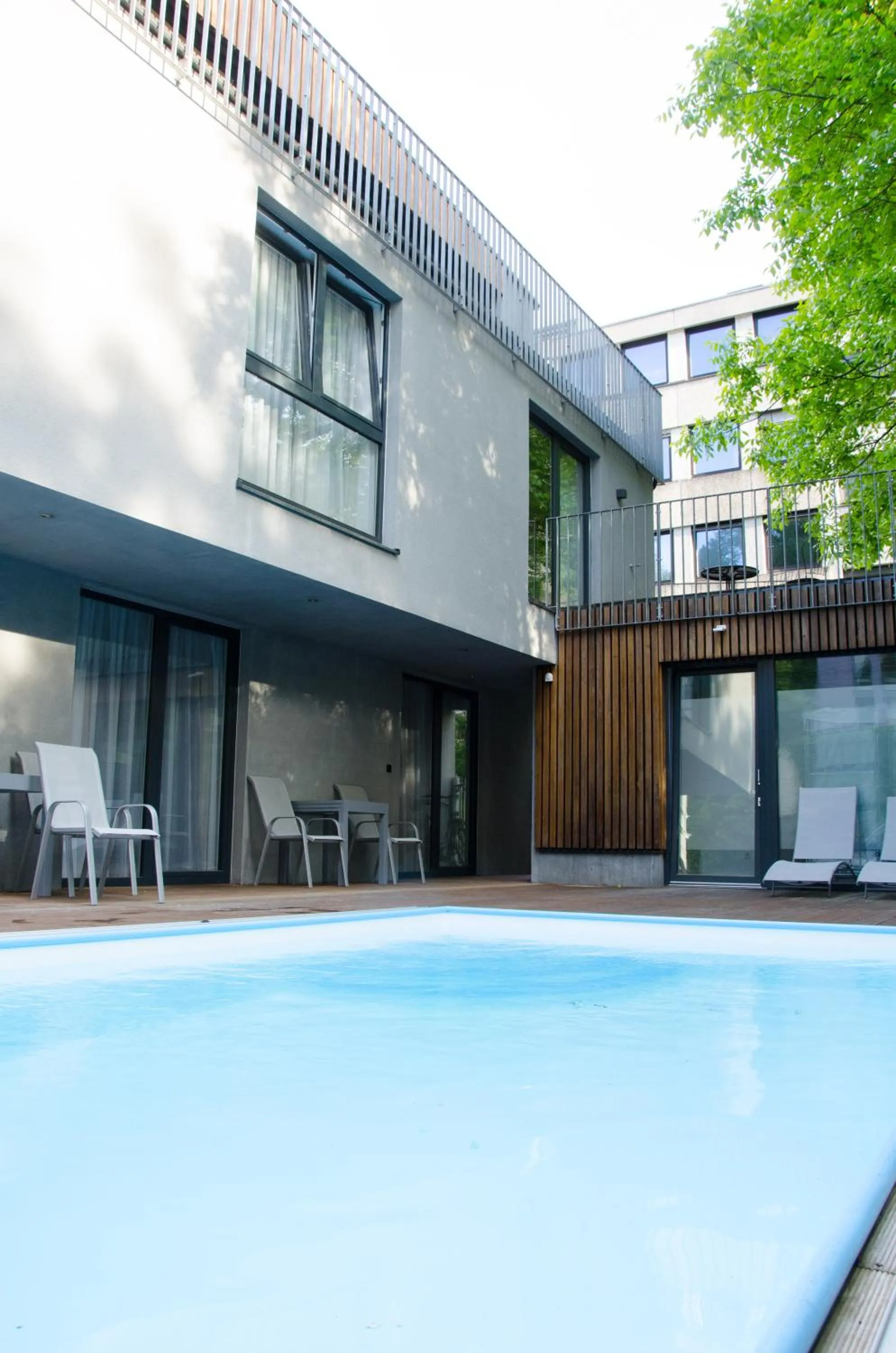 Swimming pool in Room 4 & 5 Apartments