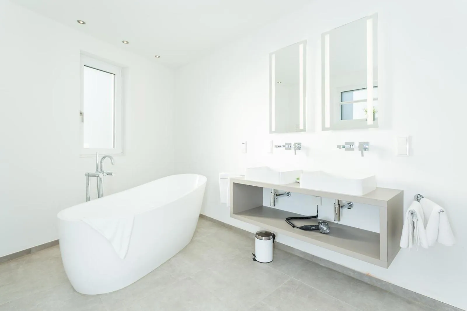 Shower in Room 4 & 5 Apartments