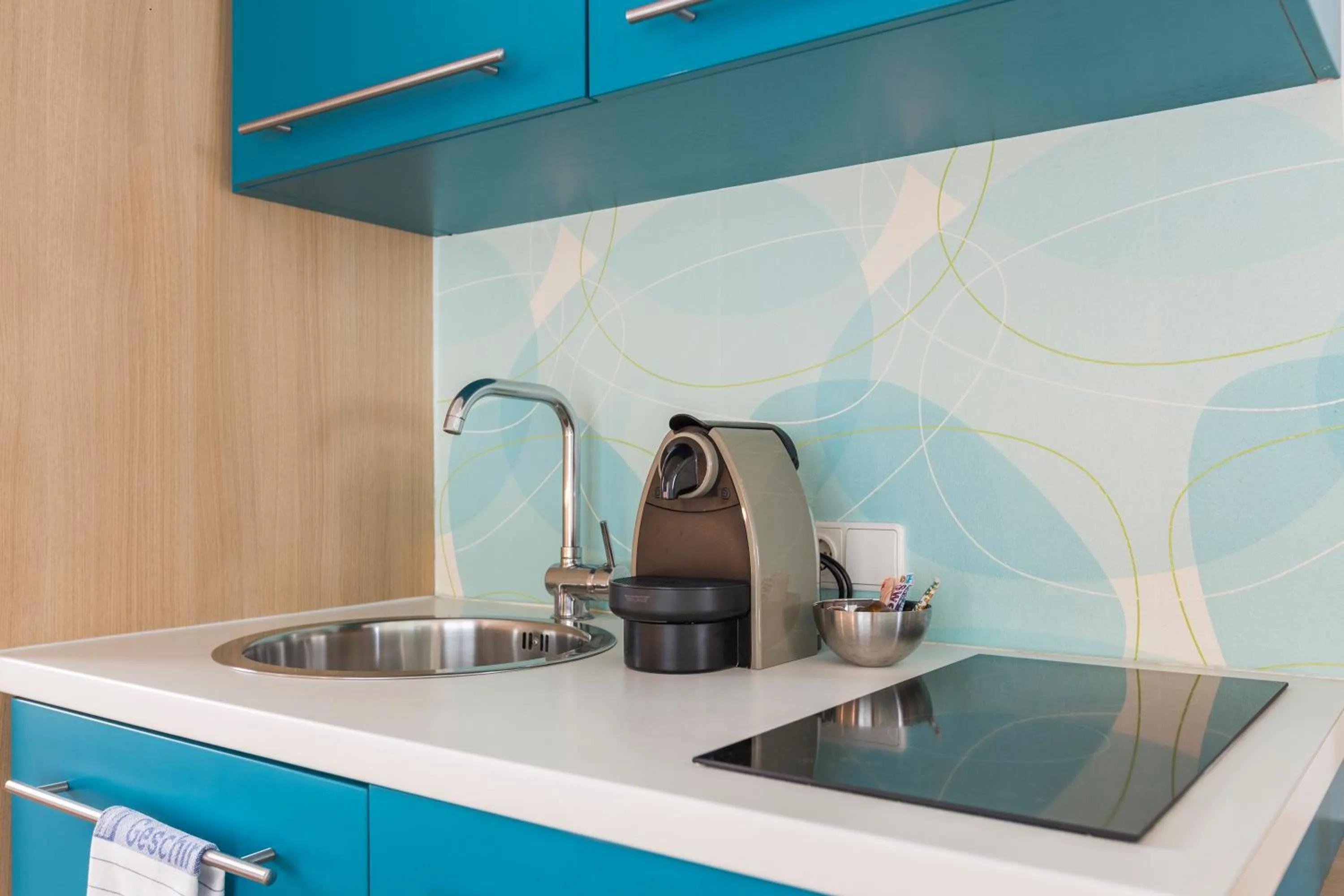 Coffee/tea facilities in Room 4 & 5 Apartments