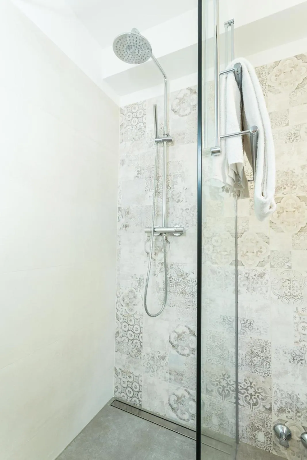 Shower in Room 4 & 5 Apartments