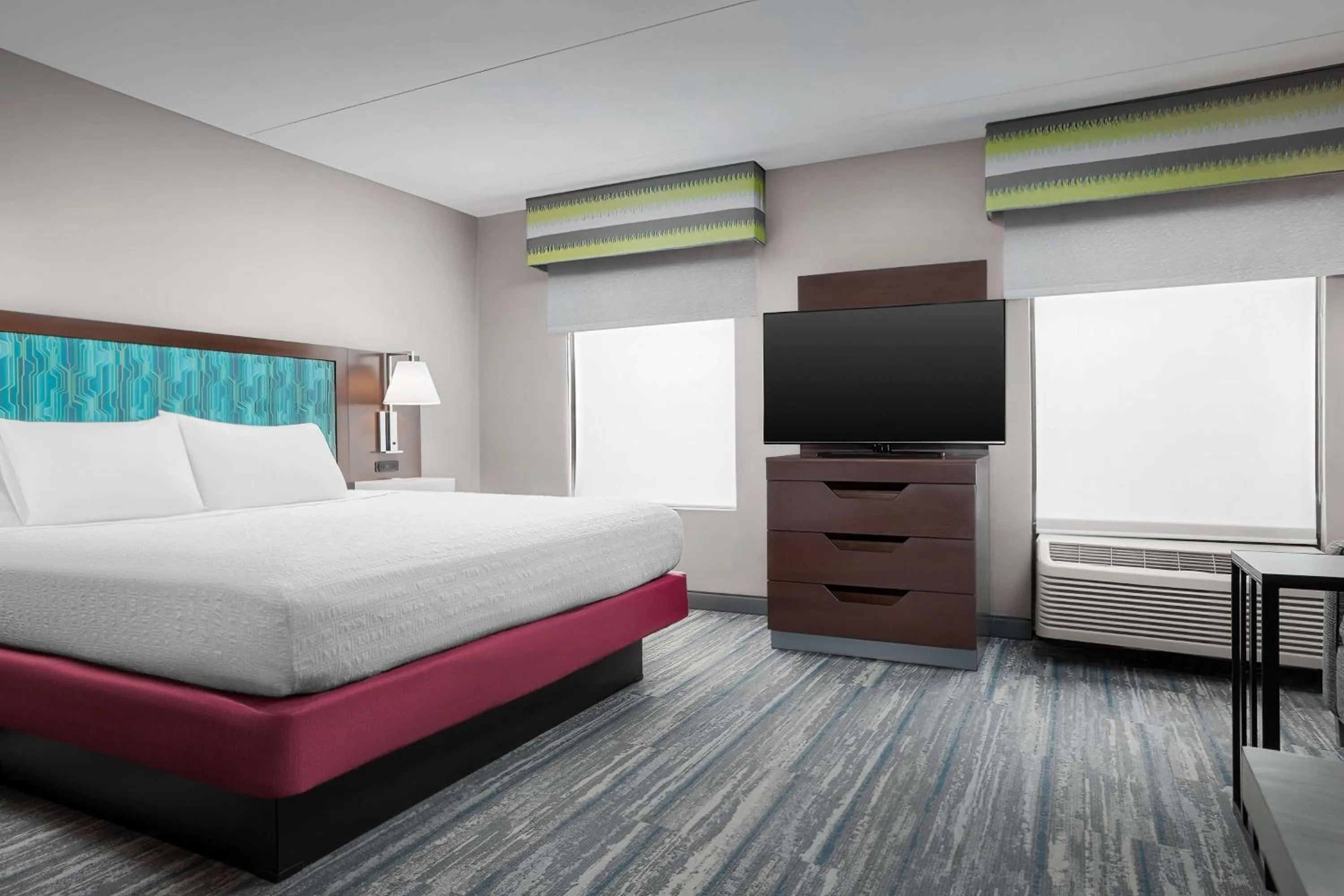Bed in Hampton Inn & Suites Atlanta-Six Flags