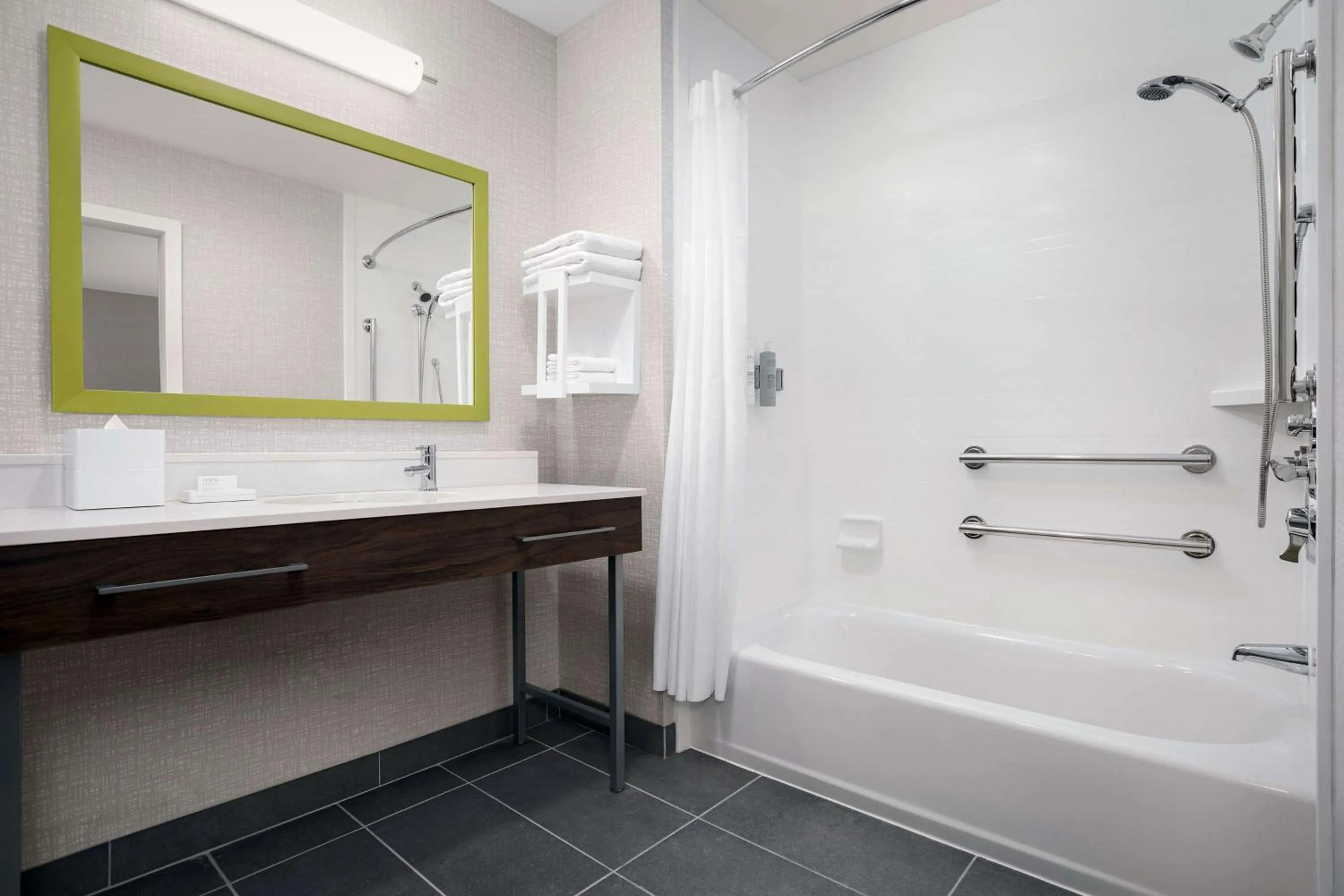 Bathroom in Hampton Inn & Suites Atlanta-Six Flags