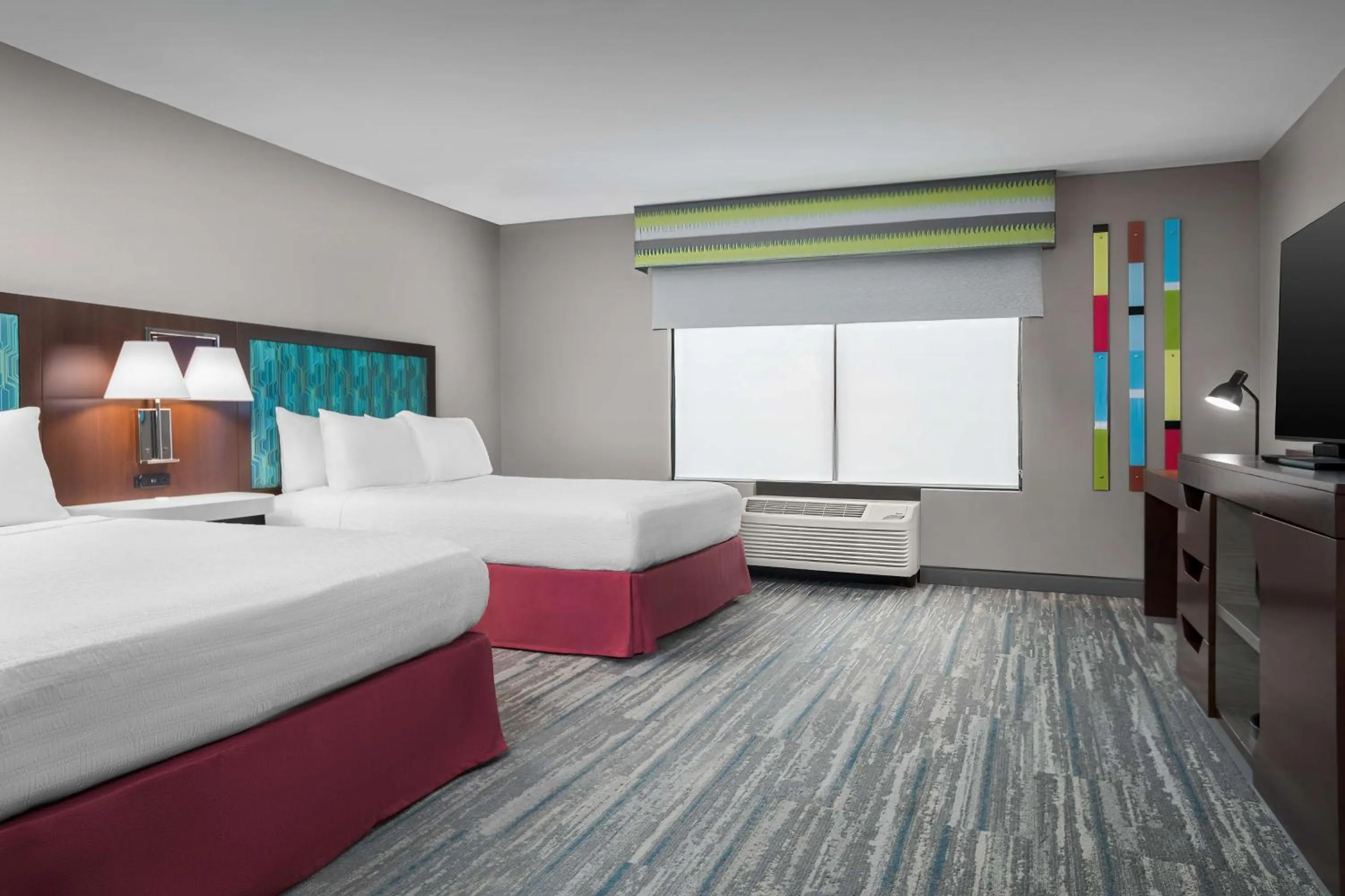 Bed in Hampton Inn & Suites Atlanta-Six Flags
