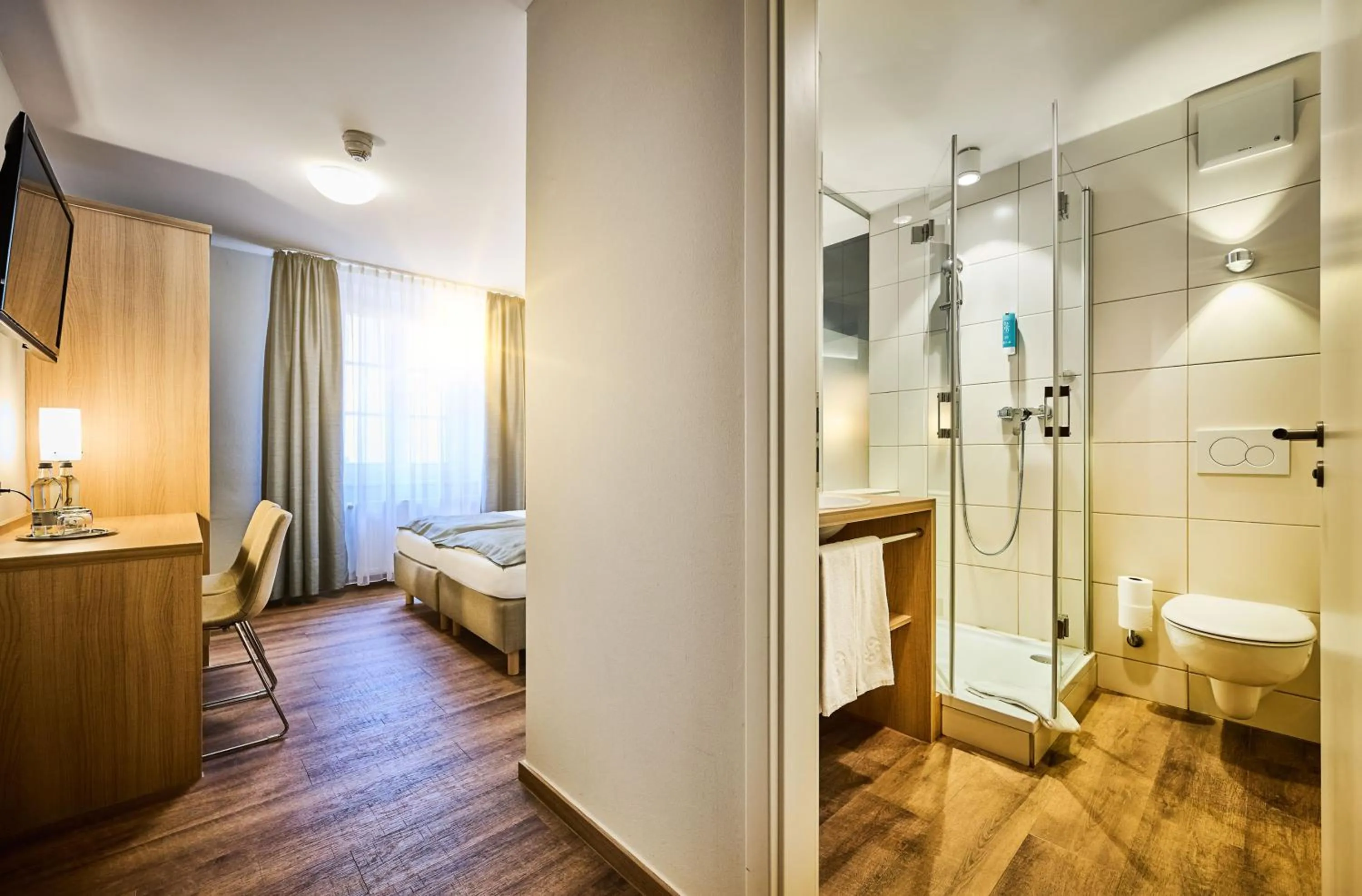 Bathroom, Bed in Hotel & Gasthaus DAS RÖHRL Straubing